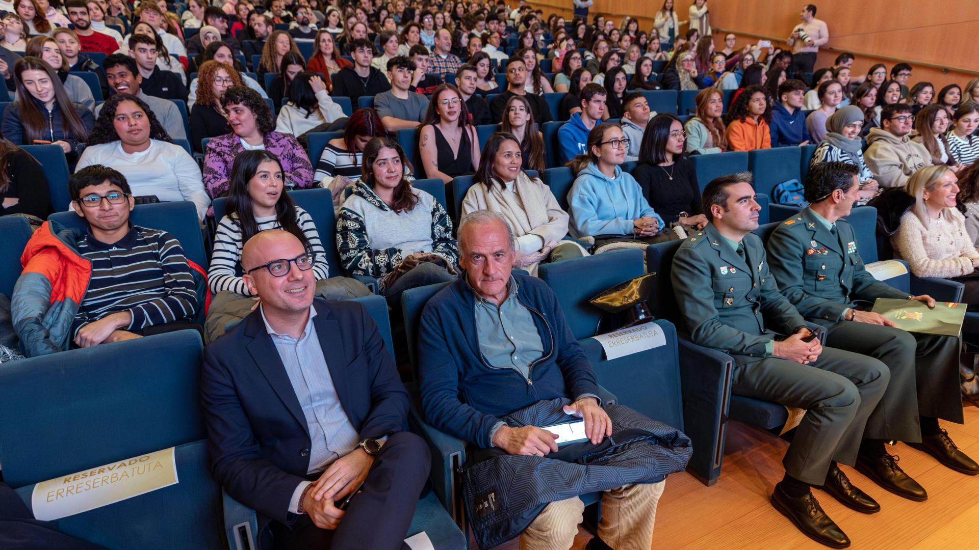 Alumnos y docentes han llenado el aforo de la sala de Baluarte para la Gala de la IA