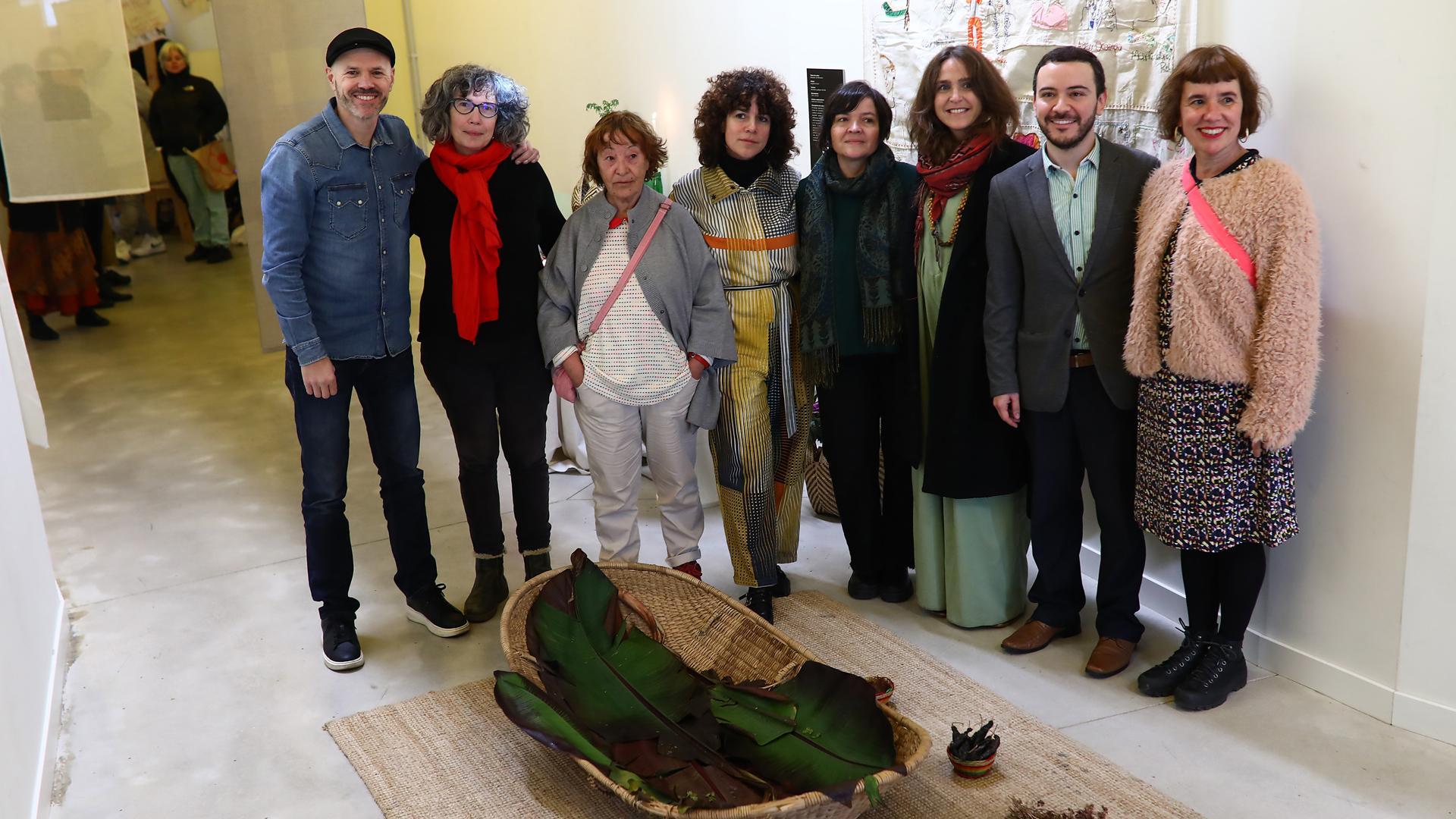 De izquierda a derecha: Mikel Artxanko, las artistas navarras María Jiménez y Teresa Sabaté, Maisa Covaleda -directora del proyecto-, Ana Milena Gómez, Ester Vital,
Andrés Ordóñez -vicecónsul de Colombia-
y Uxué Artxanko,
ayer en la exposición.