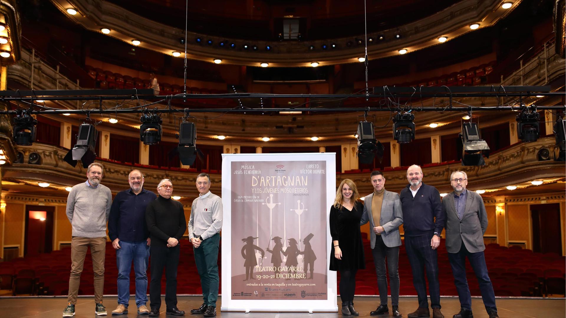 De izda. a dcha: Mikel Lakunza (presidente OCN), Juan Gallego (Porthos), Iñaki Fresán (Mazarino), Jesús Echeverría (música), Edurne Ibáñez (vestuario), José Luis Sola (D’Artagnan), Alfonso García Noain (jefe de producción y Aramis) y Víctor Iriarte (libreto y director de escena) este miércoles en el Teatro Gayarre
