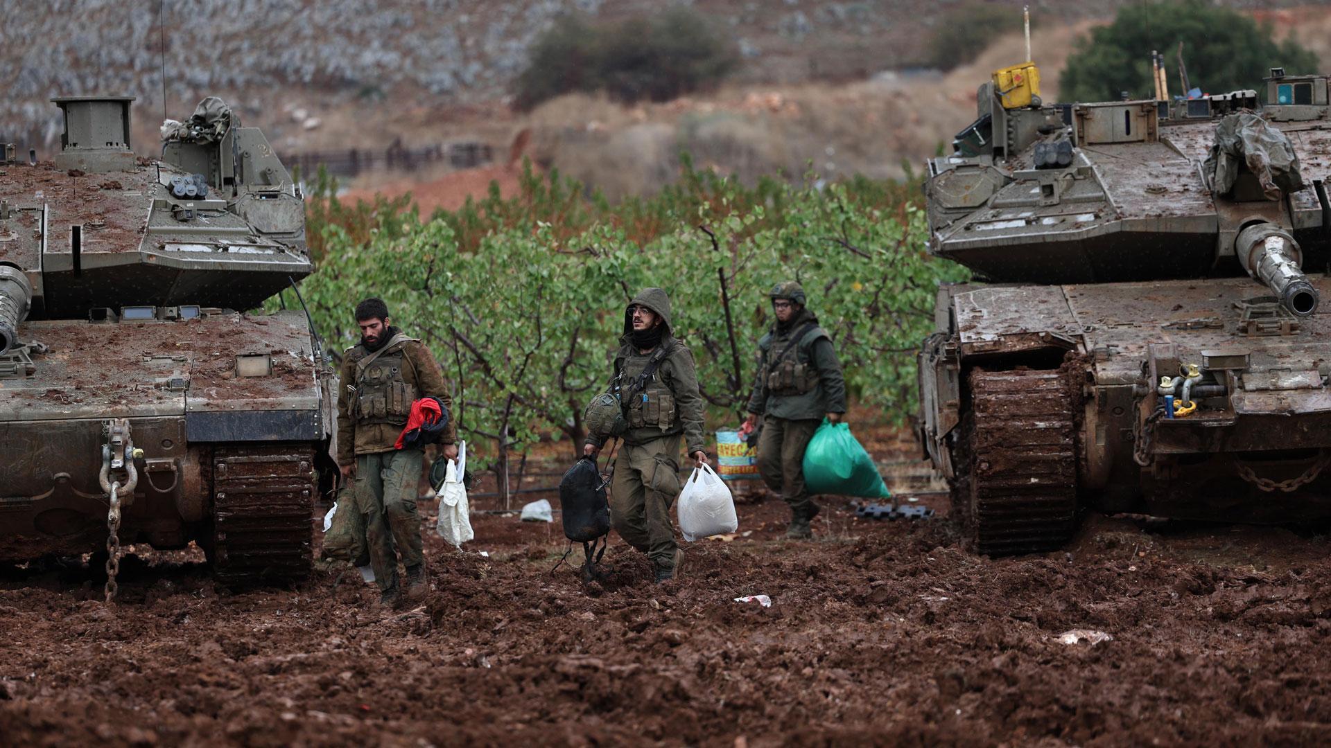 Soldados y tanques israelíes en terreno de Líbano