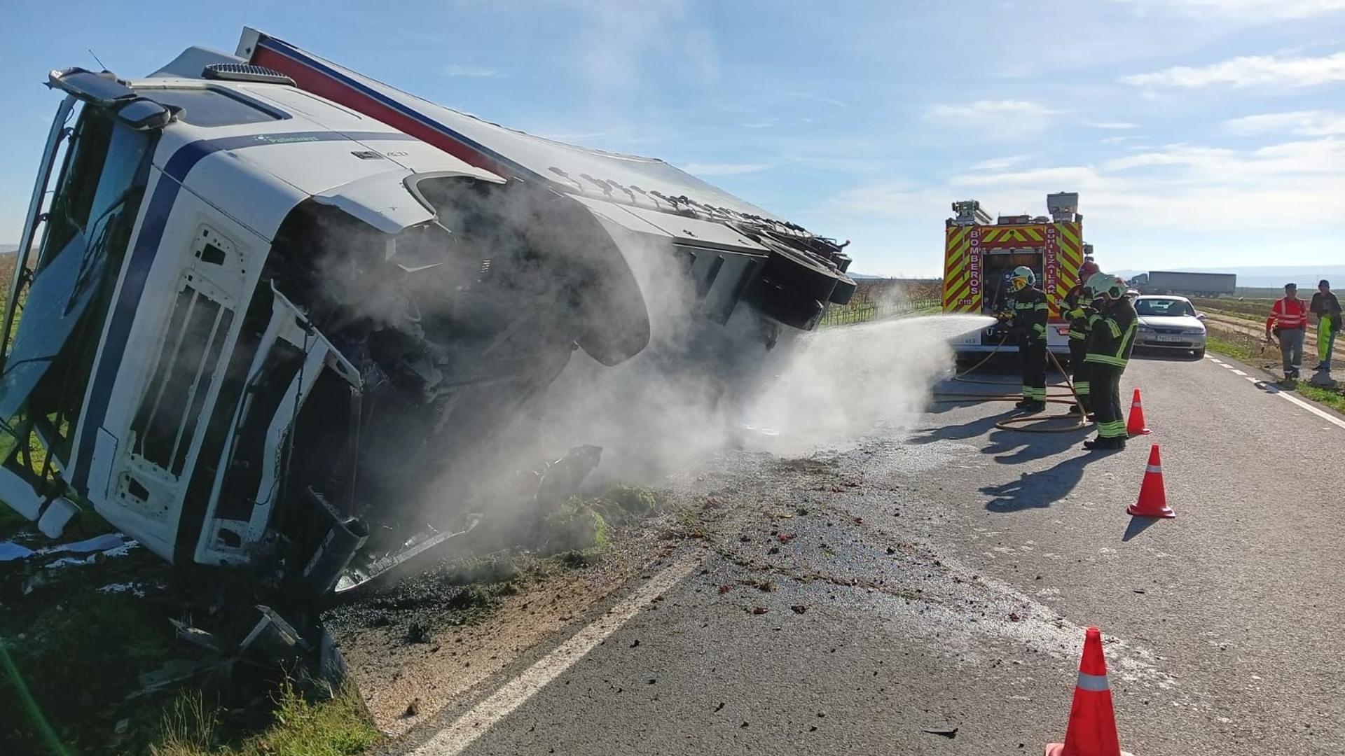 Herido un joven de 29 años al volcar el camión que conducía en Larraga
