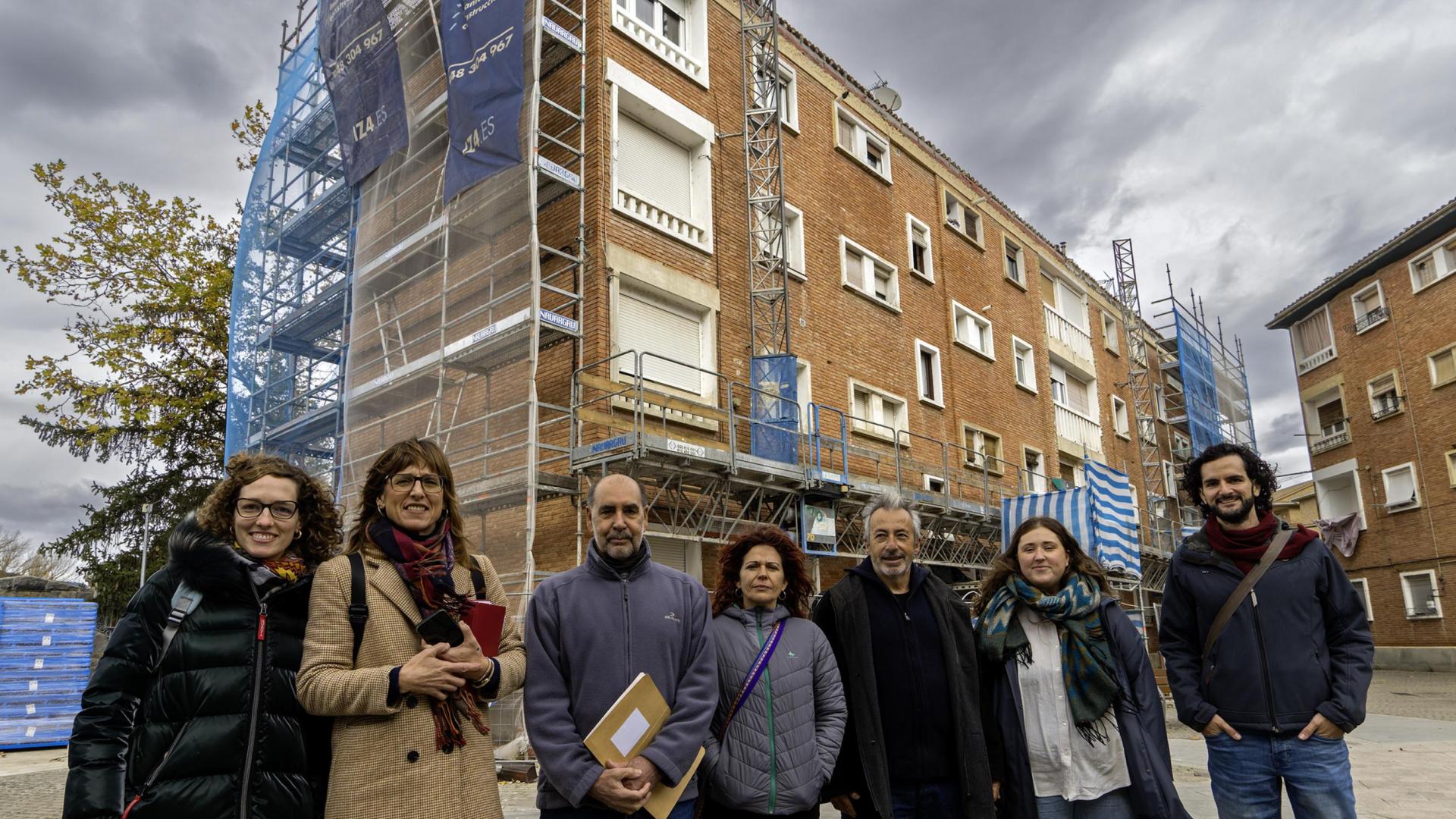 Silvia Martínez (Nasuvinsa), la administradora Blanca Barnó, los vecinos Mario Díaz, Cristina García e Iñaki Andueza, Raquel Zulaica y Fermín Morentin,ambos de Nasuvinsa, en la plaza San José