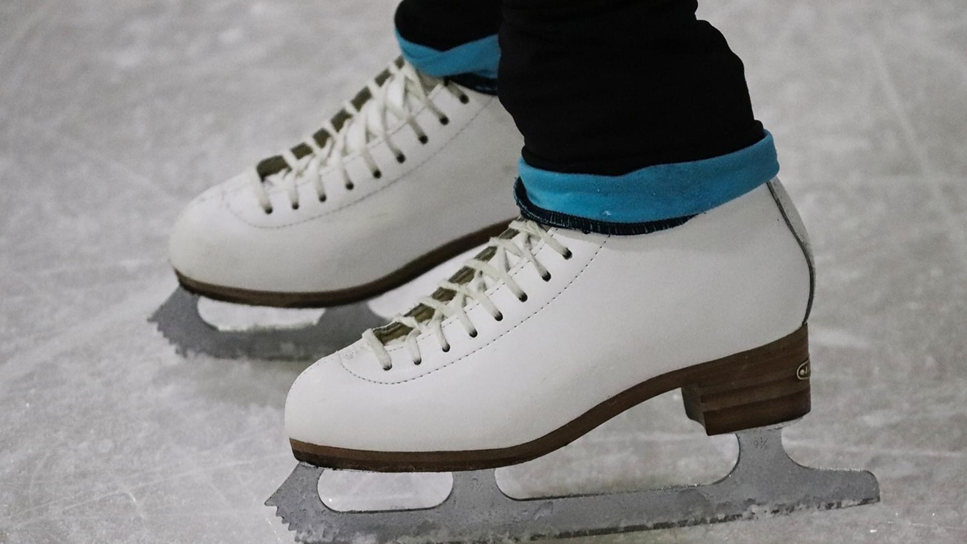 Una persona patinando en una pista de hielo
