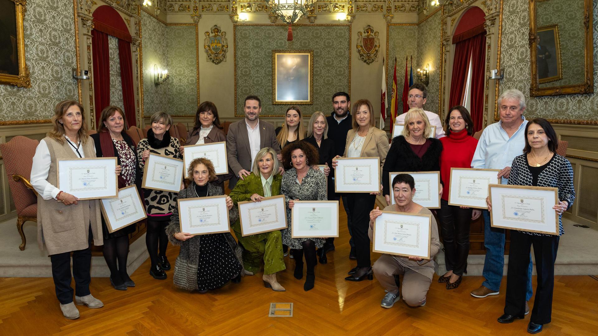 Acto de homenaje municipal a las maestras y maestros jubilados en los dos últimos cursos en los colegios de Tudela