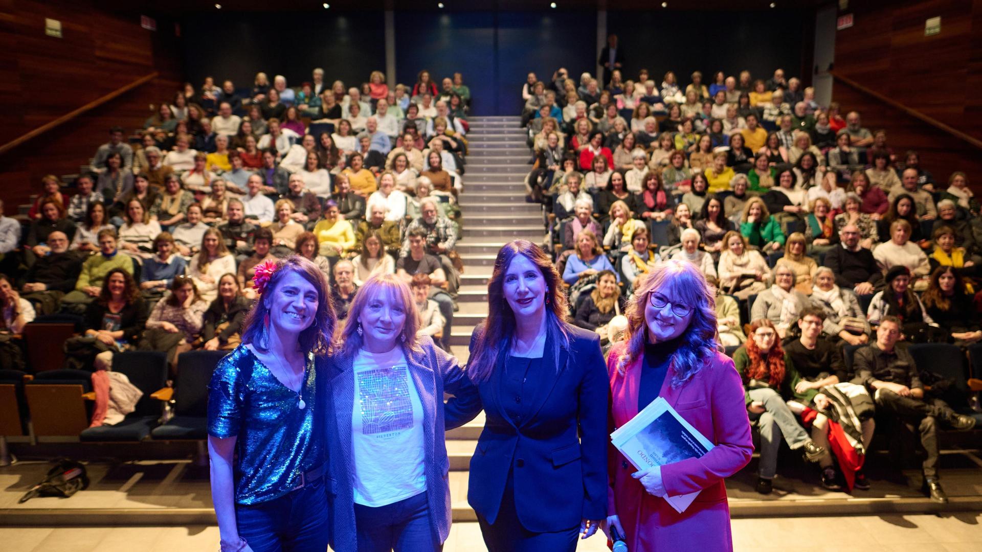 Maider Beloki, Susana Rodríguez, Dolores Redondo y Belén Galindo en la presentación de 'Las que no duermen NASH' en el Civivox de Iturrama