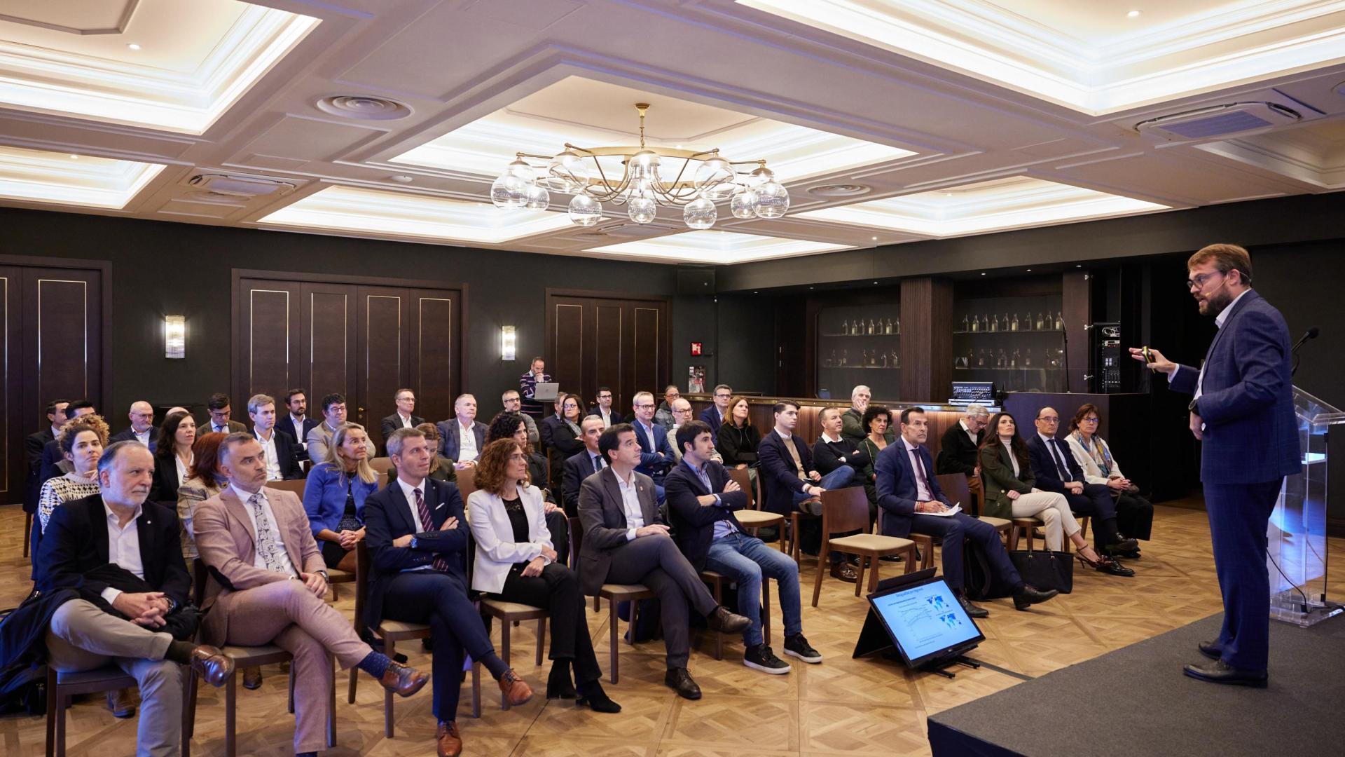 Miguel Otero durante su ponencia sobre el informe Draghi y la llegada de Trump al poder