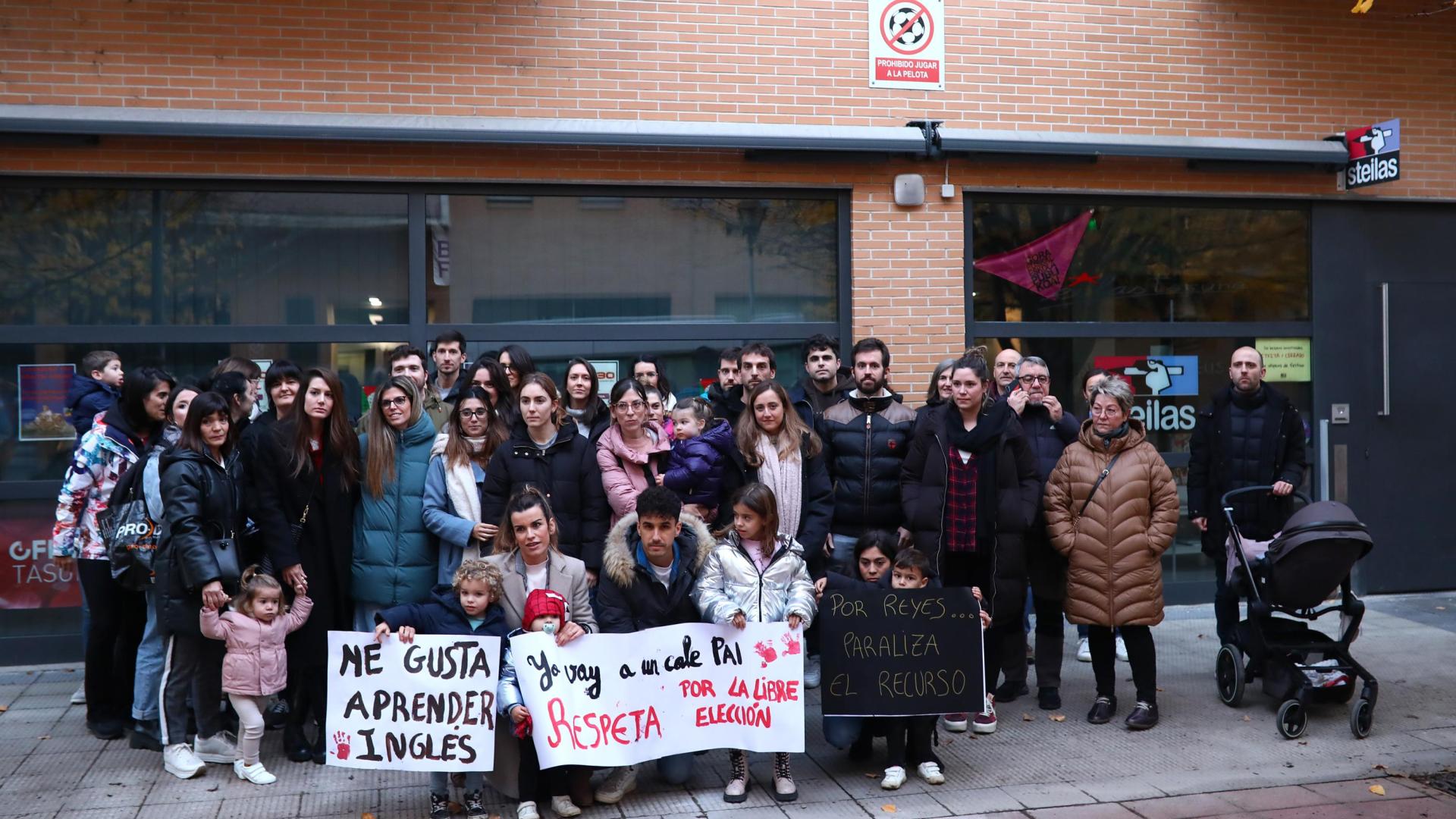 Familias y docentes manifestándose por el PAI en la puerta del sindicato Steilas