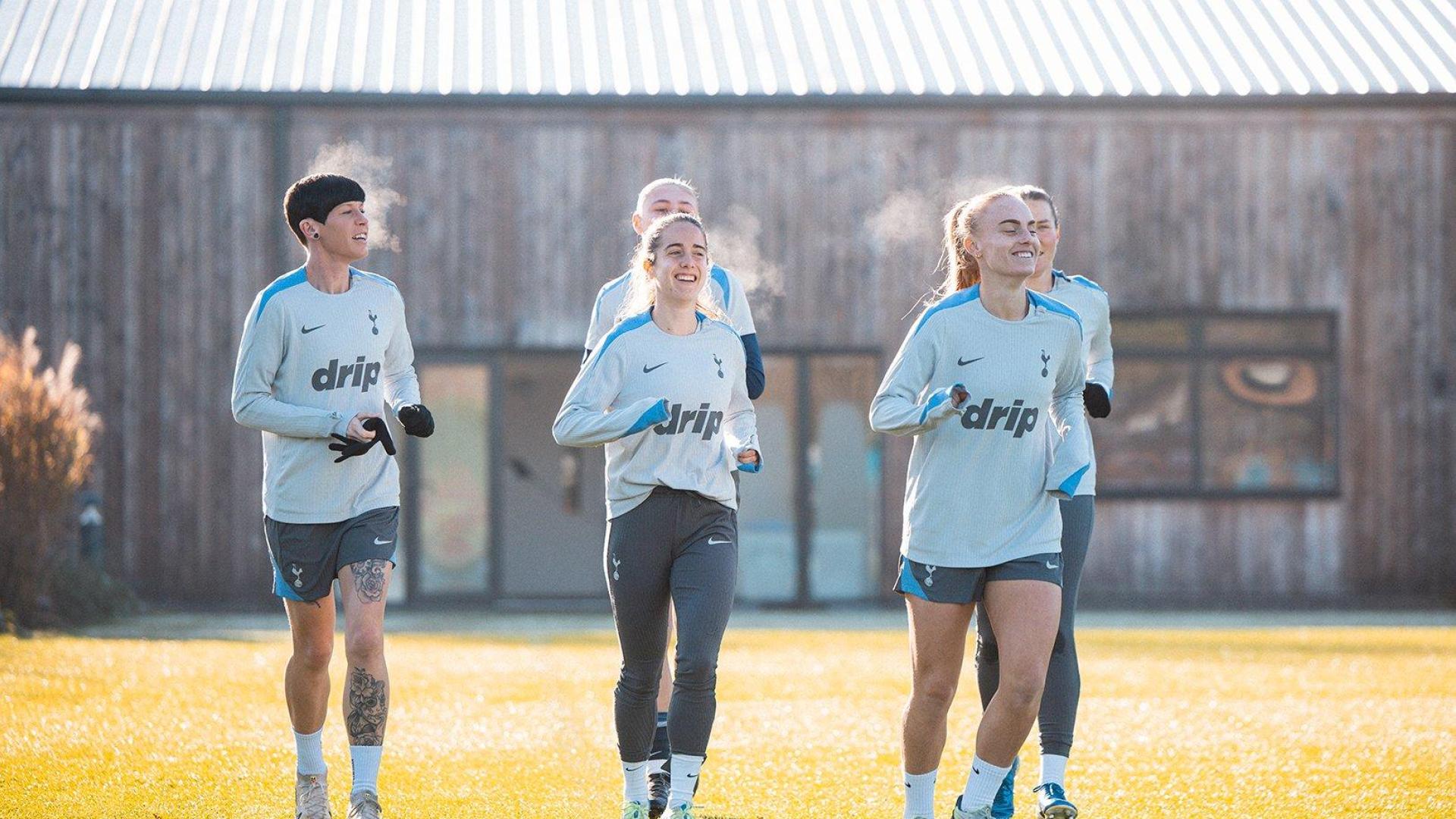 Maite Oroz, en el centro, en el entrenamiento de este viernes 29 de noviembre
