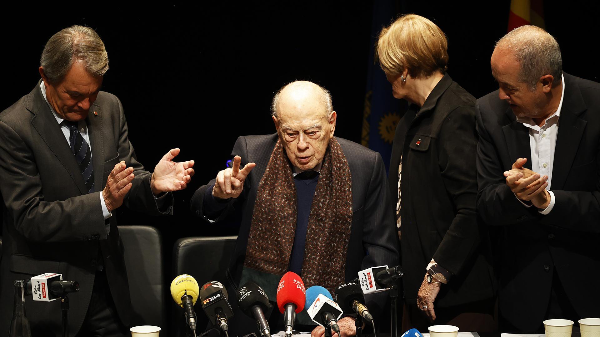 Jordi Pujol llega al acto de homenaje celebrado en Barcelona /