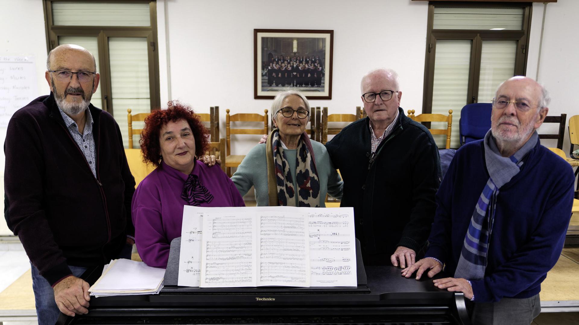 izquierda a derecha, Jesús Díaz Martínez, Cristina Lisarri Aldea, Charo Ugarte Orozco, Juan Cruz Osés López de Castillo y José Bacaicoa Ganuza.