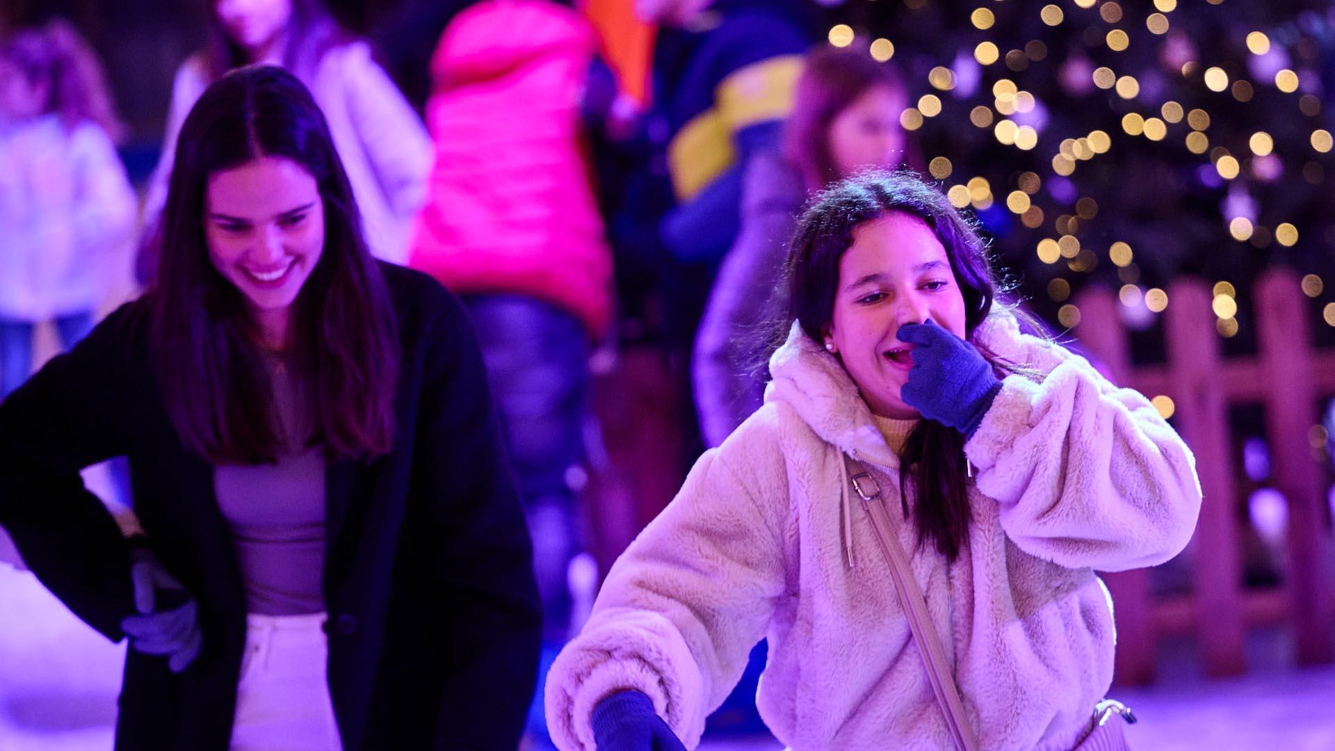 La pista de hielo habilitada en el paseo de Sarasate abrió sus puertas este viernes 29 de noviembre /