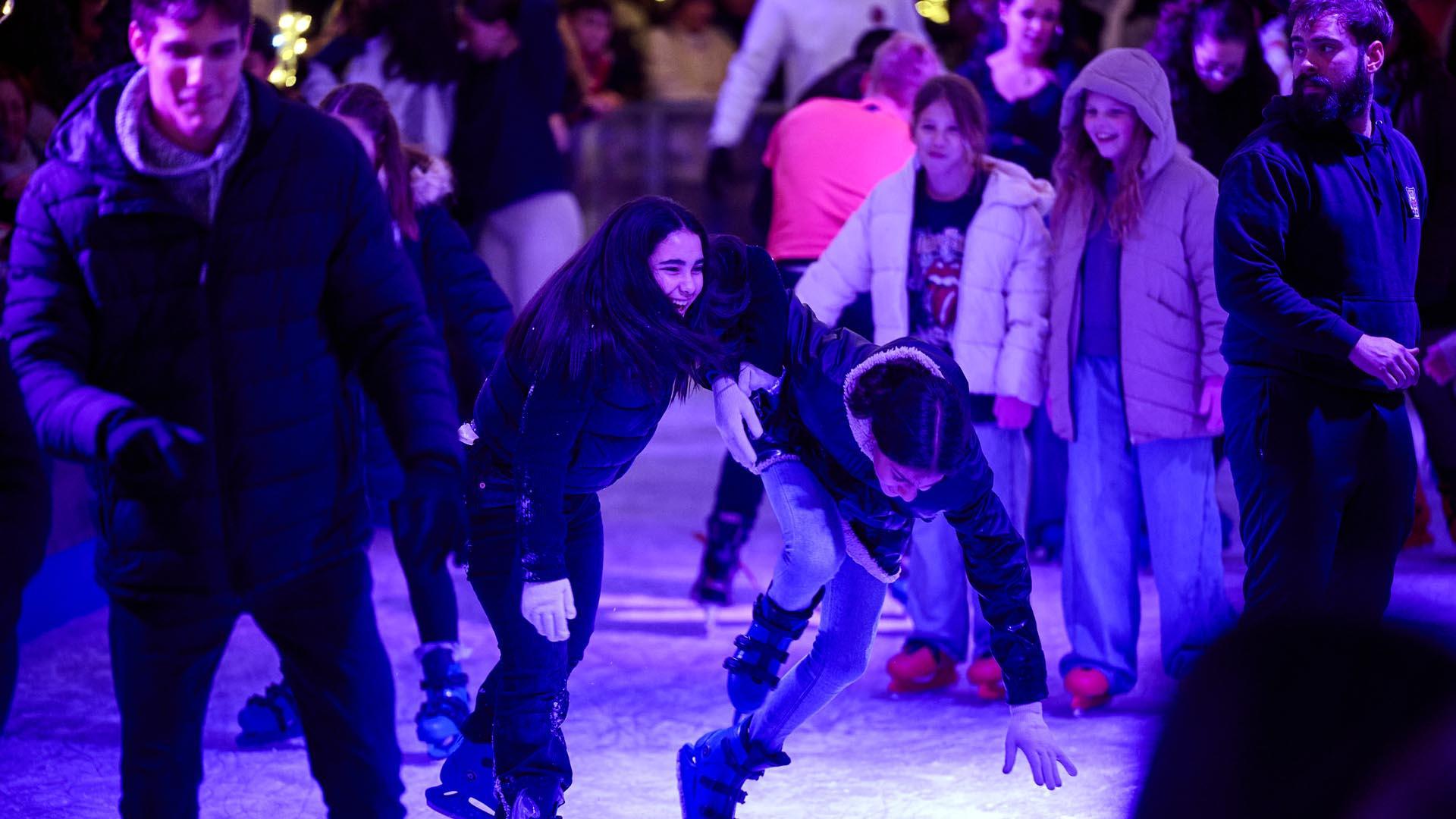 La pista de hielo habilitada en el paseo de Sarasate abrió sus puertas este viernes 29 de noviembre /