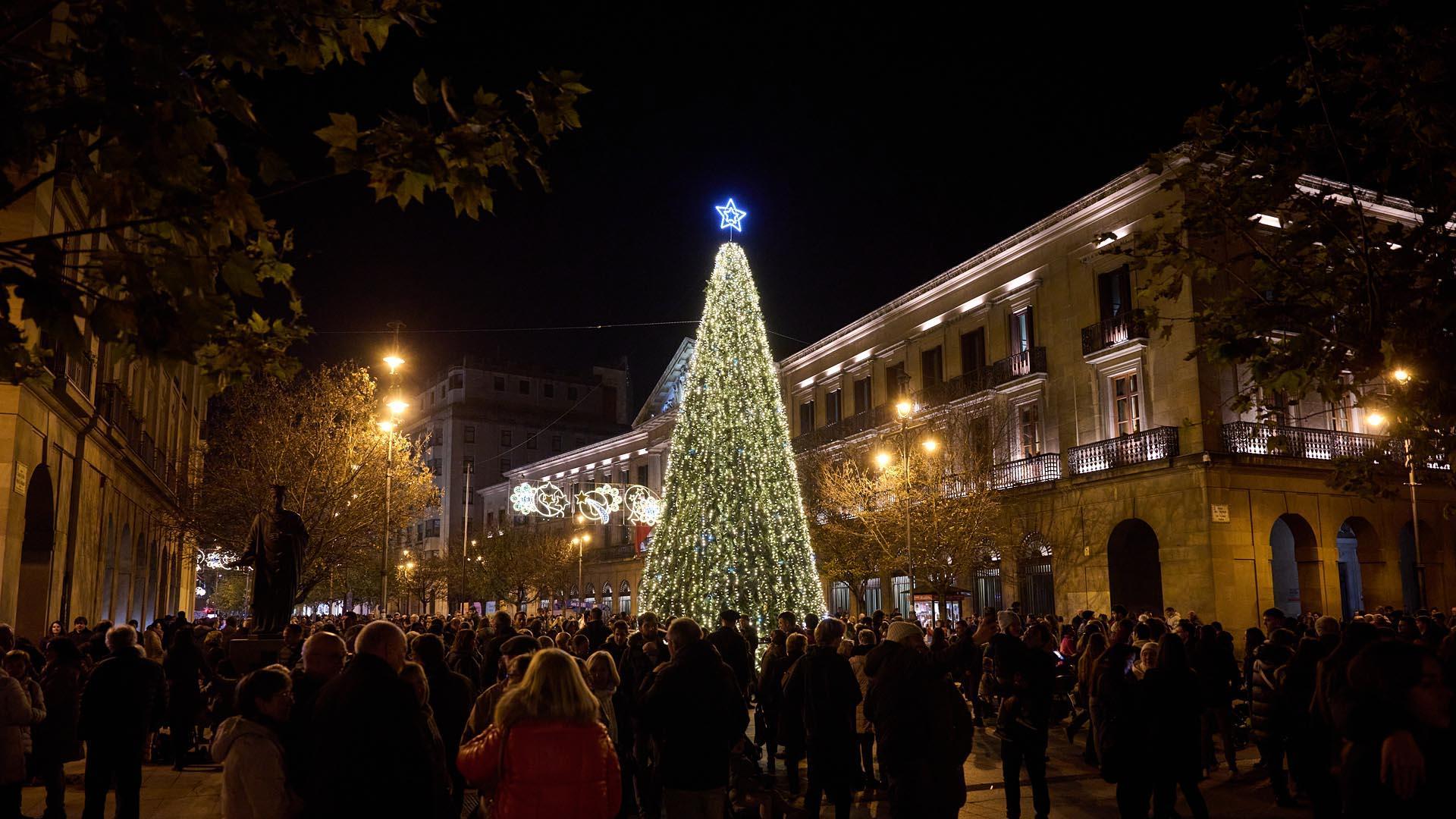 Fotos con el encendido navideño de Pamplona el día de San Saturnino /