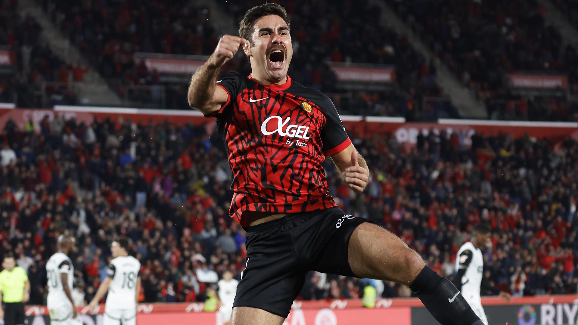 Abdón Prats celebra el tanto que sirvió al Mallorca para lograr la victoria contra el Valencia /