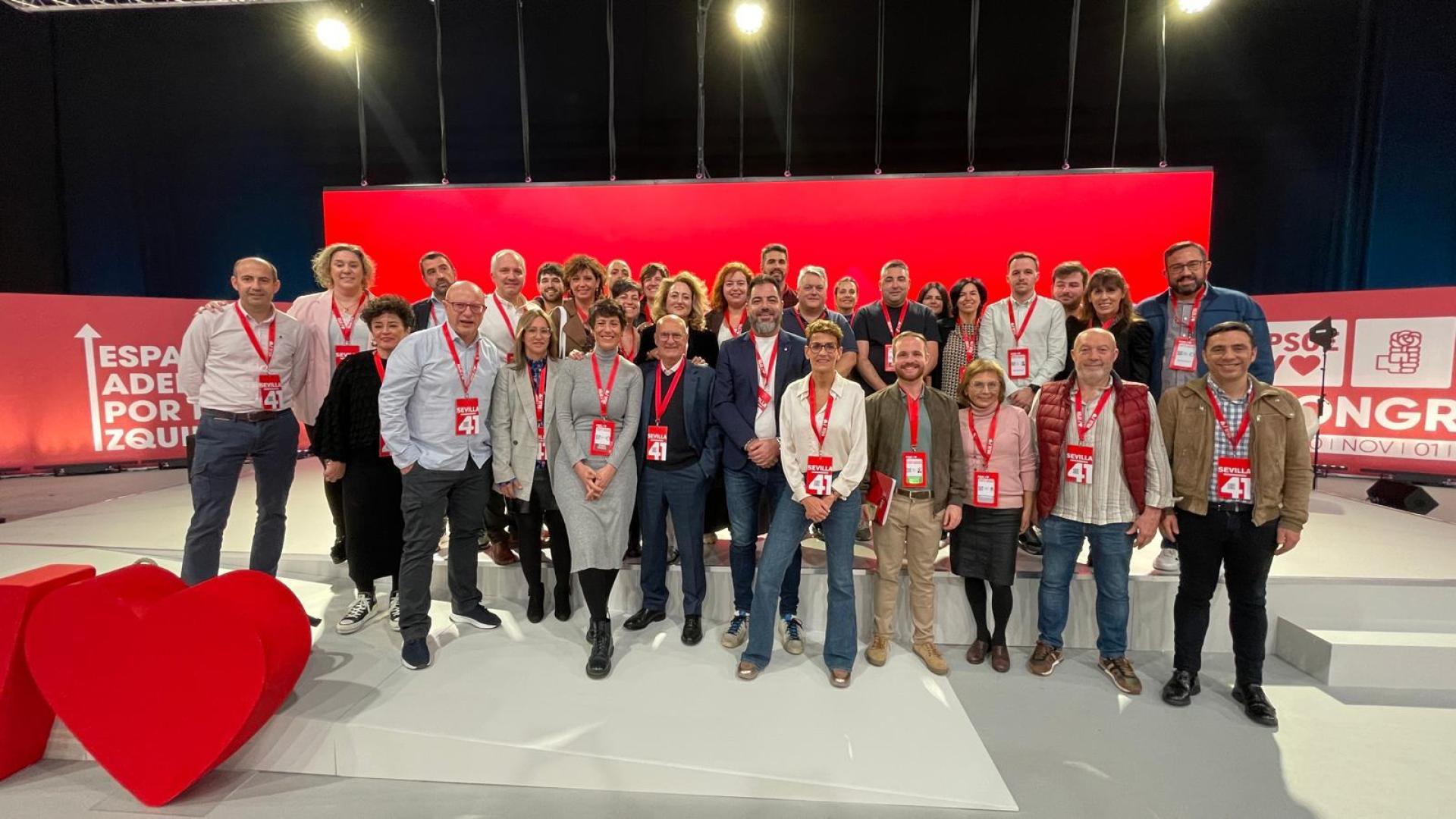 La delegación socialista navarra en el 41º Congreso Federal del PSOE en Sevilla, encabezada por María Chivite