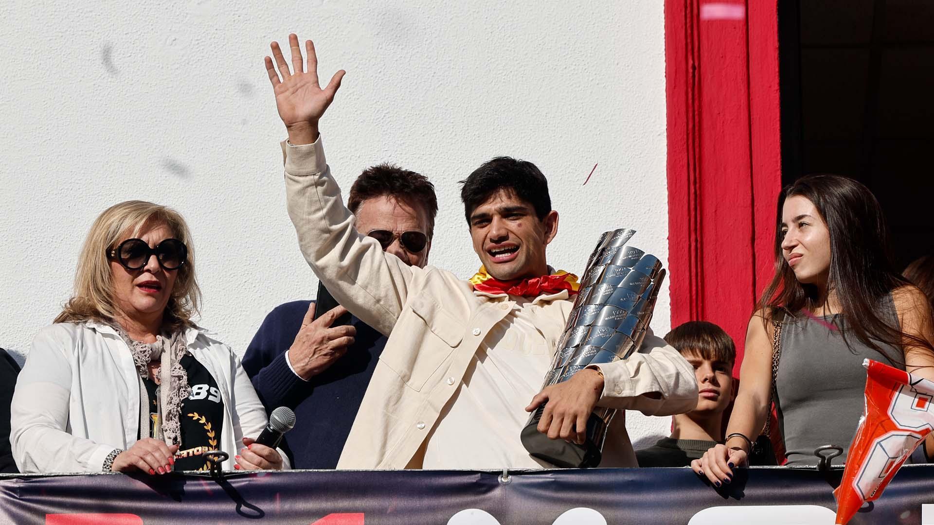 Jorge Martín saluda desde el balcón del consistorio de San Sebastián de los Reyes
