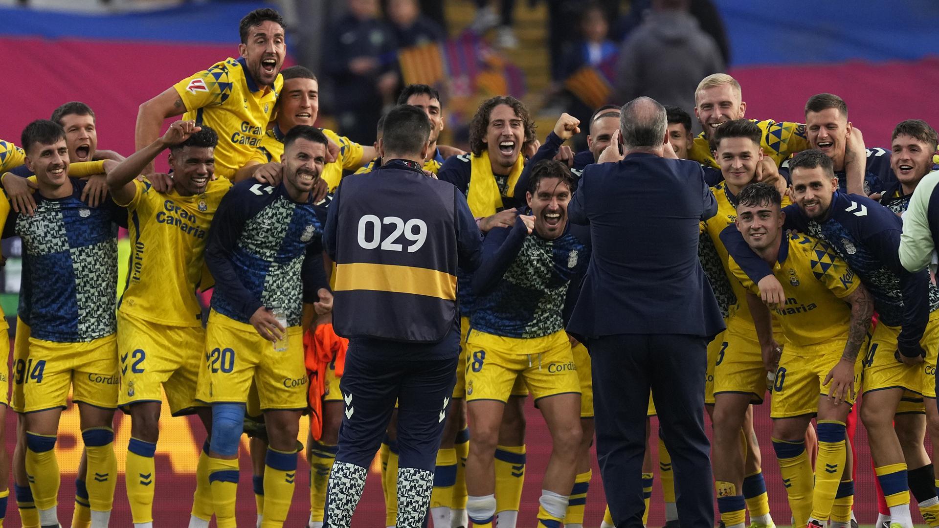 Los jugadores de Las Palmas celebran el triunfo en el Estadio Olímpico Lluís Companys