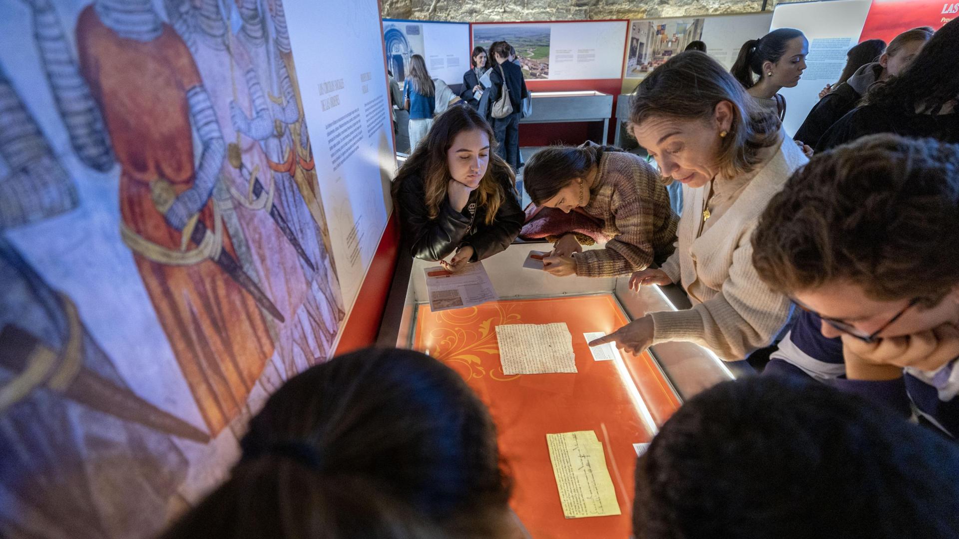 Estudiantes de Medicina de la UN, alumnos de Julia Pavón, atienden las explicaciones de la profesora durante una visita a la exposición.
