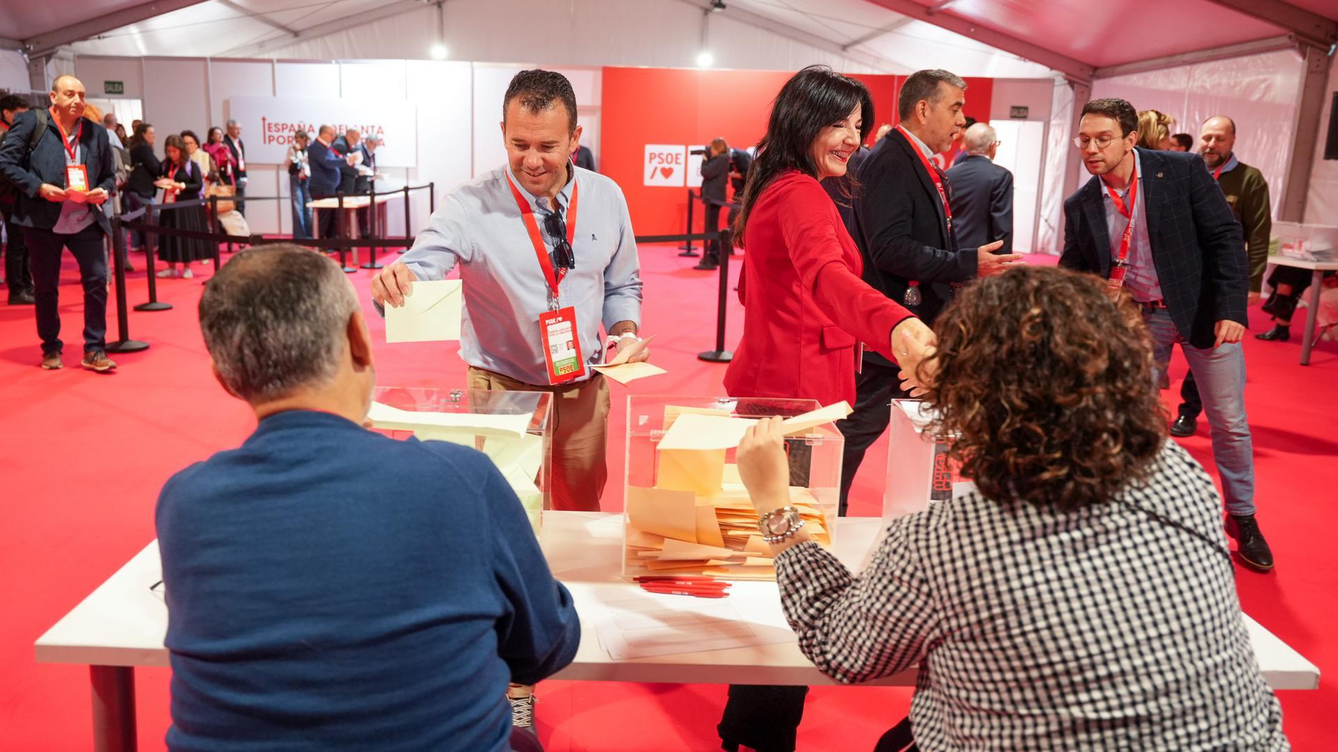 Los delegados de PSOE ejercen su derecho al voto en el 41 Congreso Federal