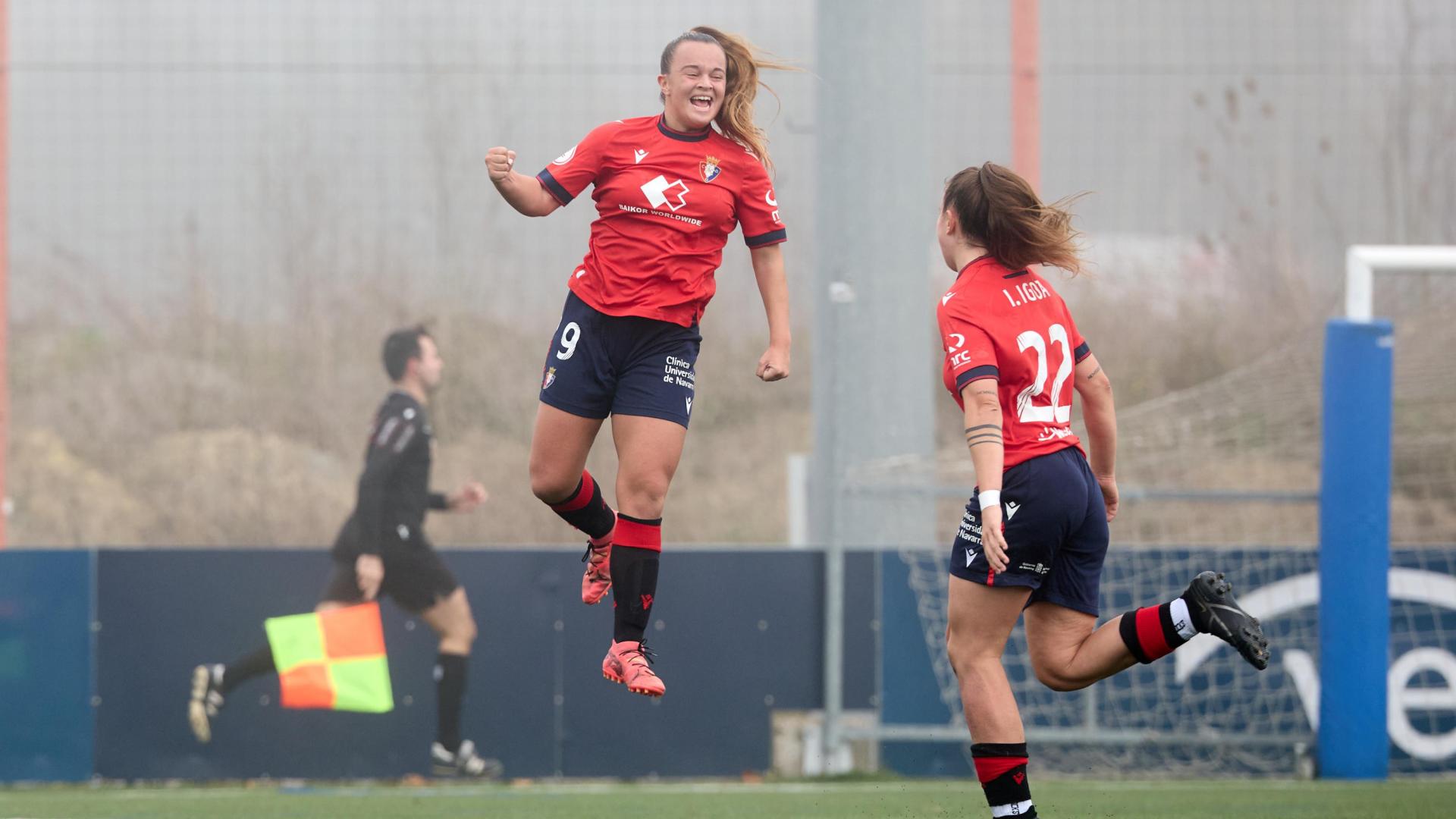 Irati Igoa, a la derecha, celebra el 1-0 de su compañera Saioa Churruca