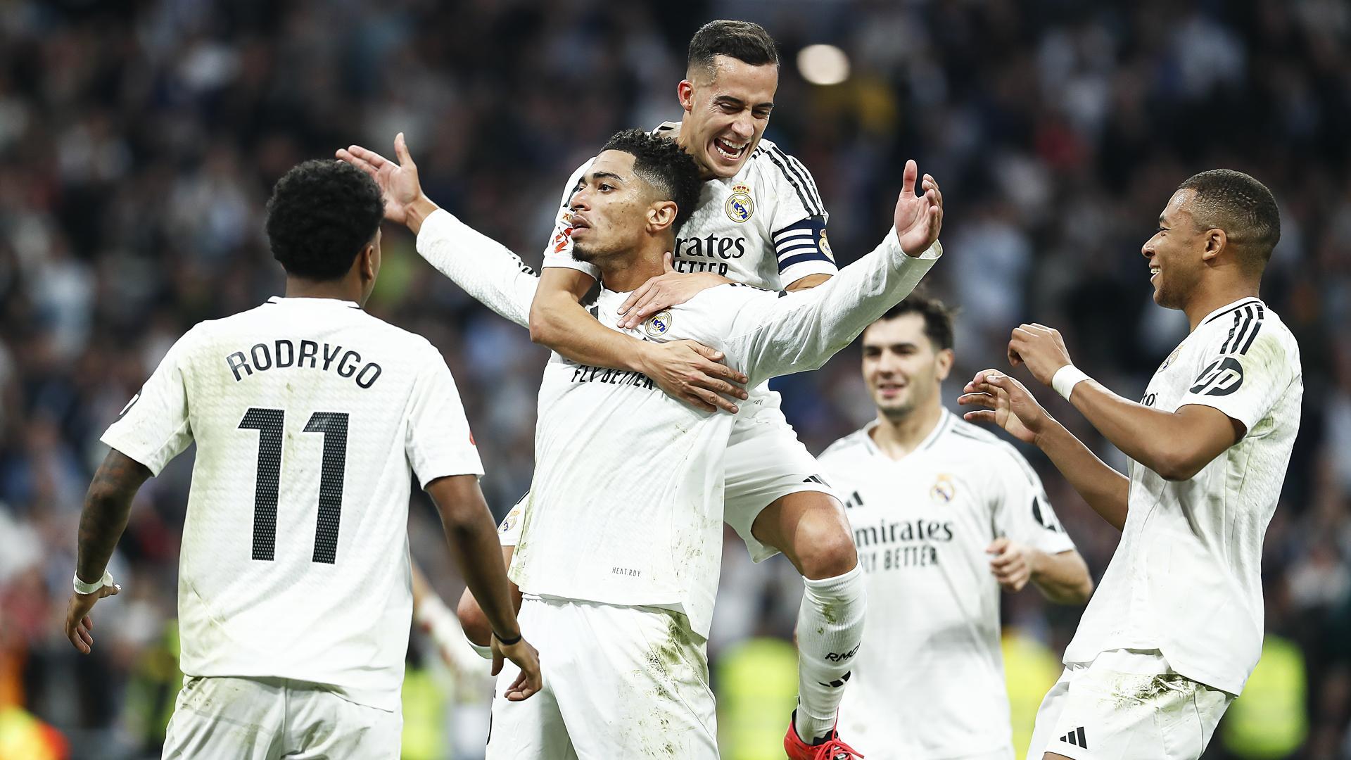 Los jugadores del Real Madrid celebran el 1-0, obra de Jude Bellingham de penalti /