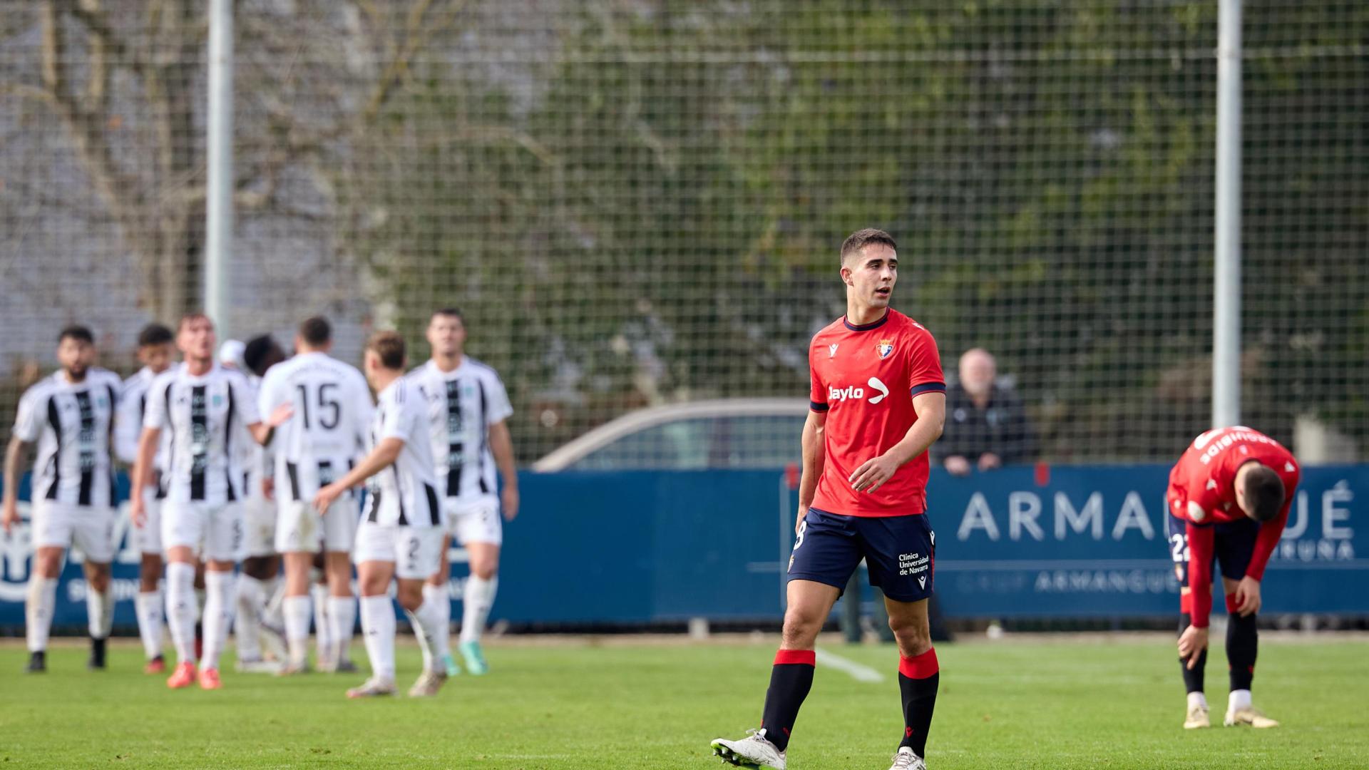 Asier Osambela se lamenta tras el primer gol anotado por el Tarazona, obra de Borja Romero