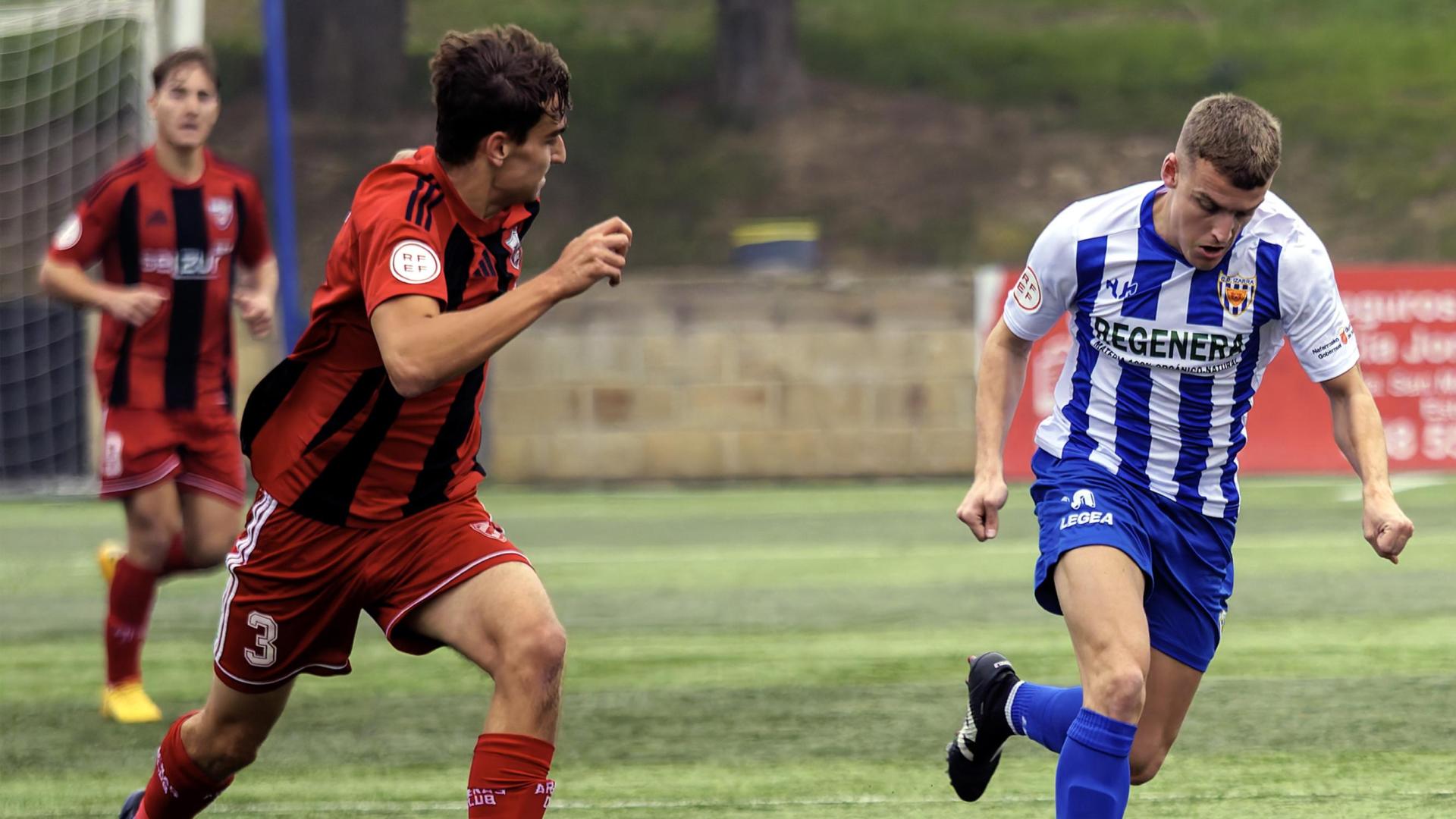 Mikel Arbeloa, jugador del Izarra, trata de marcharse en velocidad de Galder Herranz, futbolista del Arenas