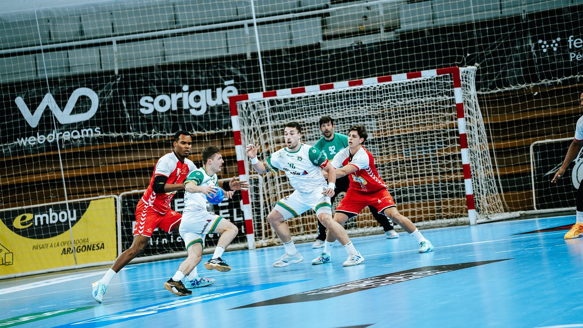 Pablo Itoiz y Aitor García, en el pivote, tratan de superar a la defensa del Huesca en el duelo de este domingo, 1 de diciembre /