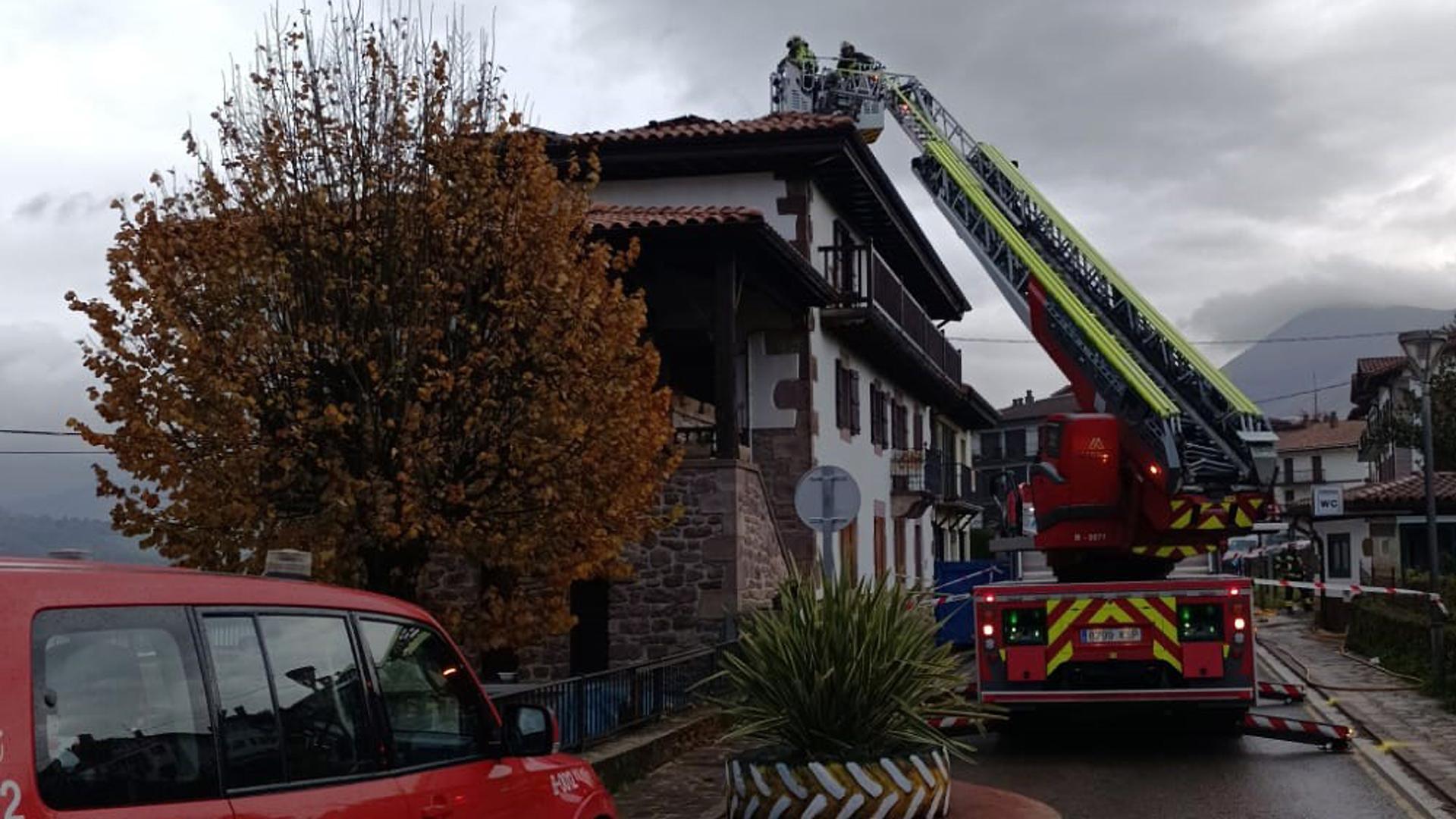 Bomberos trabajan en las tareas de extinción