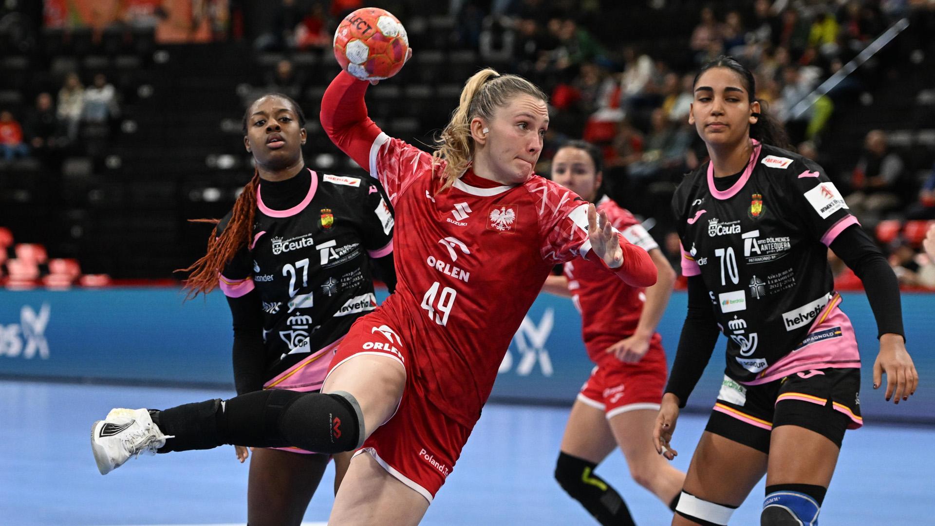 La polaca Karolina Kochaniak-Sala lanza a portería entre las jugadoras de la selección española Danila So Delgado Pinto y Carmen Arroyo Pimenta