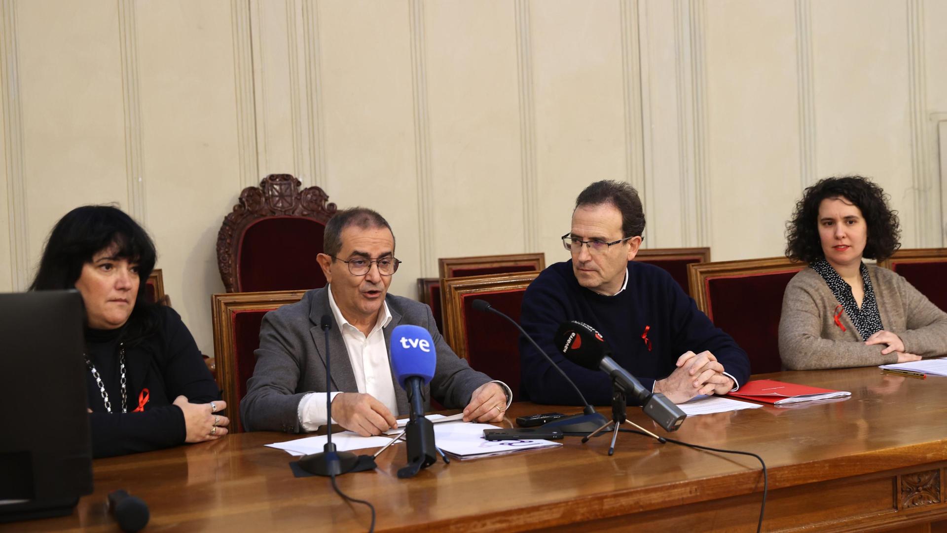 Aitziber Echeverría (coordinadora VIH e ITS en Navarra), Alberto Mantilla, Antonio López e Itxaso Baquedano durante el acto conmemorativo del Día Mundial de la Lucha contra el Sida.