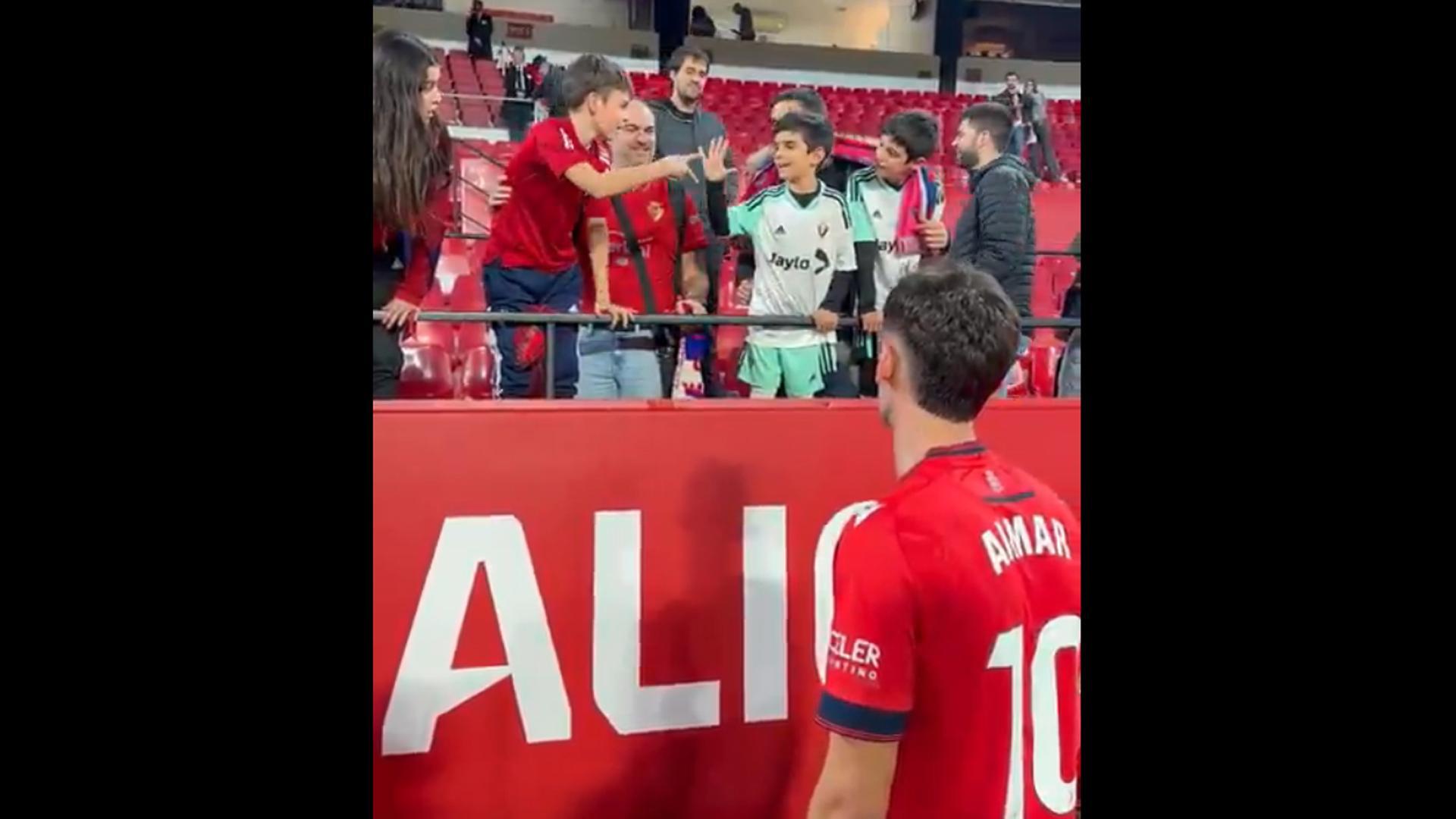 Dos niños se juegan a "piedra, papel o tijera" la camiseta de Aimar Oroz en el Sánchez-Pizjuán