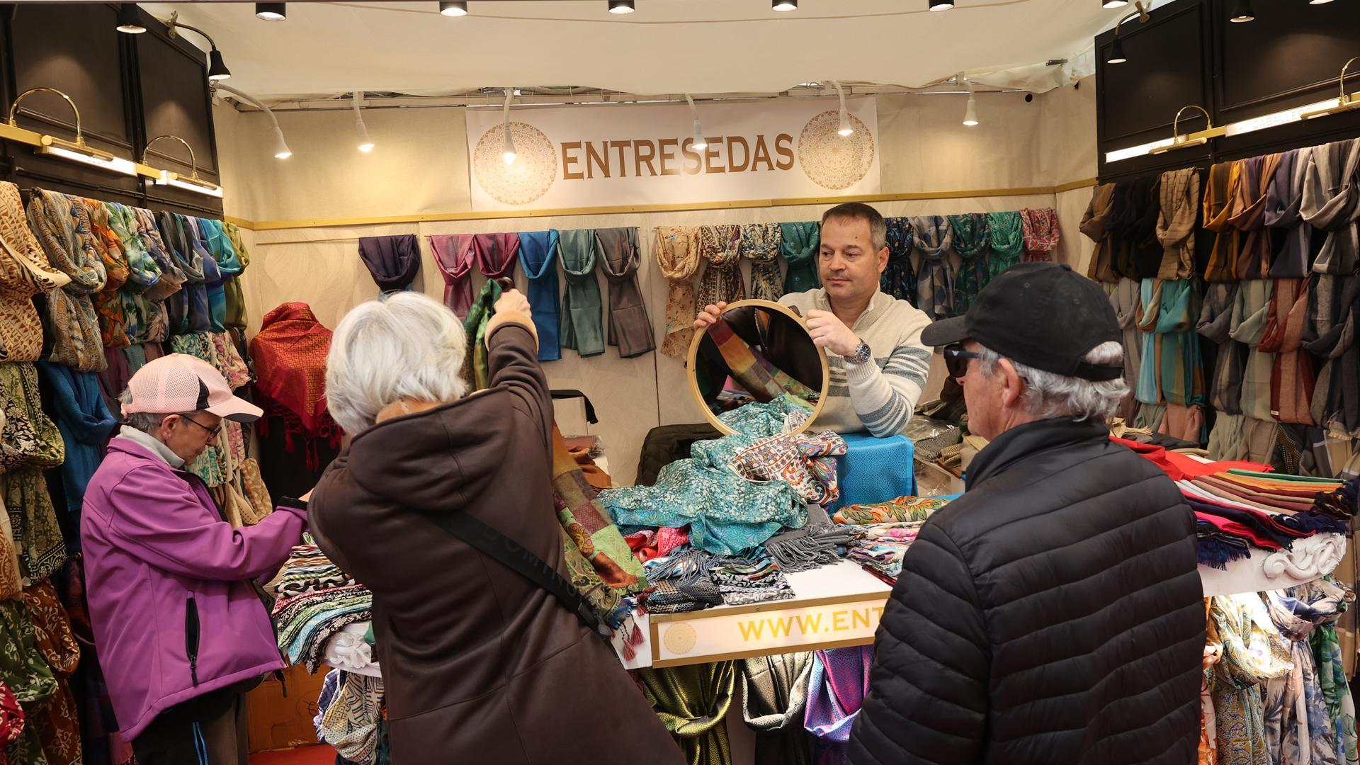 Pañuelos se seda hechos a mano, uno de los productos que forman parte de la Feria de Navidad de la Plaza de Toros de Pamplona