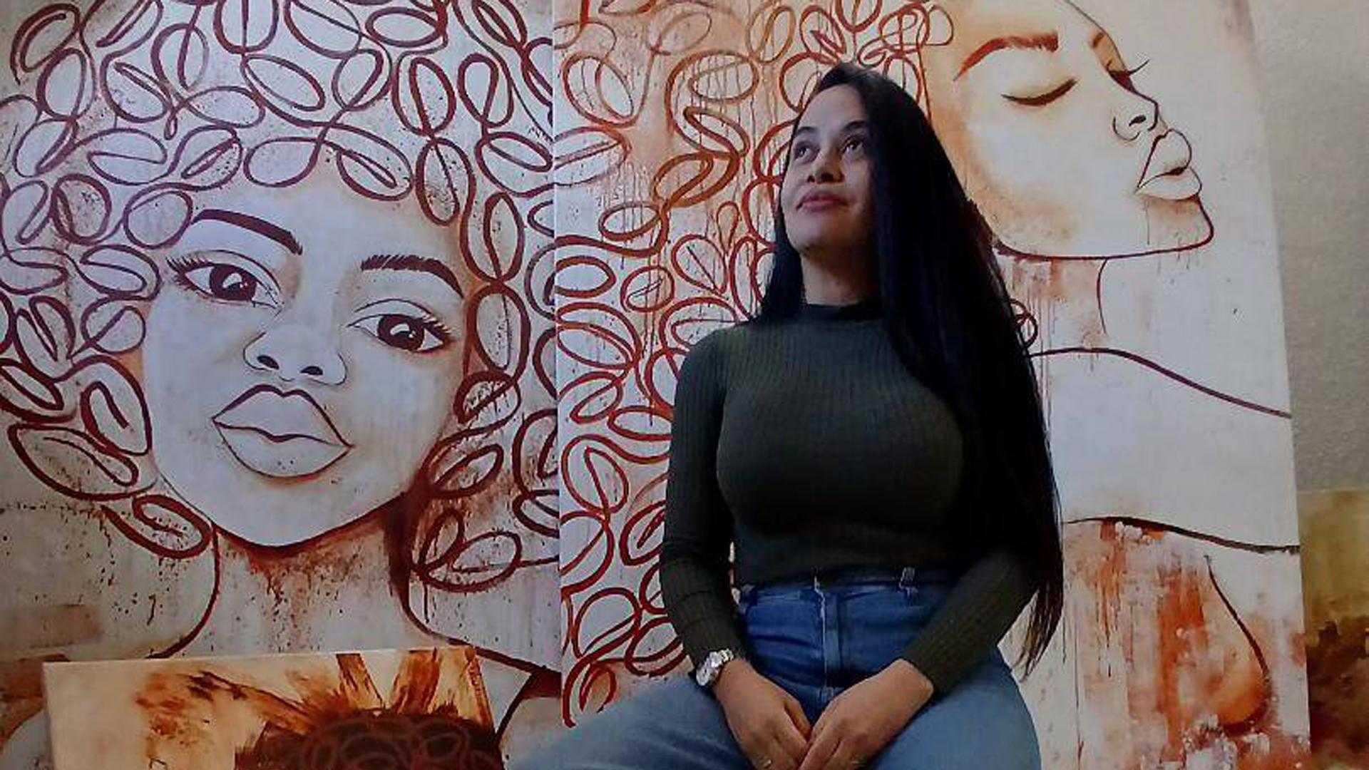 Delia Izabel en su estudio, su “templo de café”, lo llama