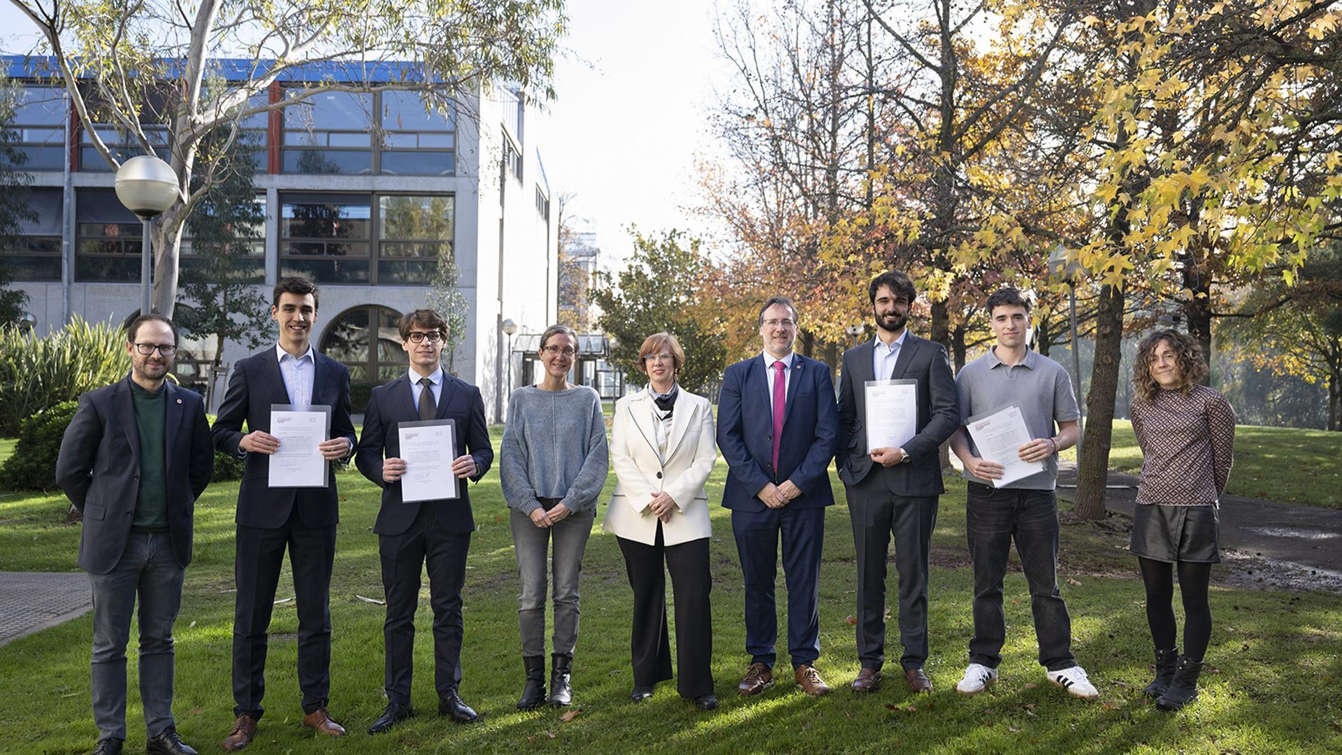 Finalistas, premiados y autoridades de la UPNA y del Colegio de Economistas, en la UPNA