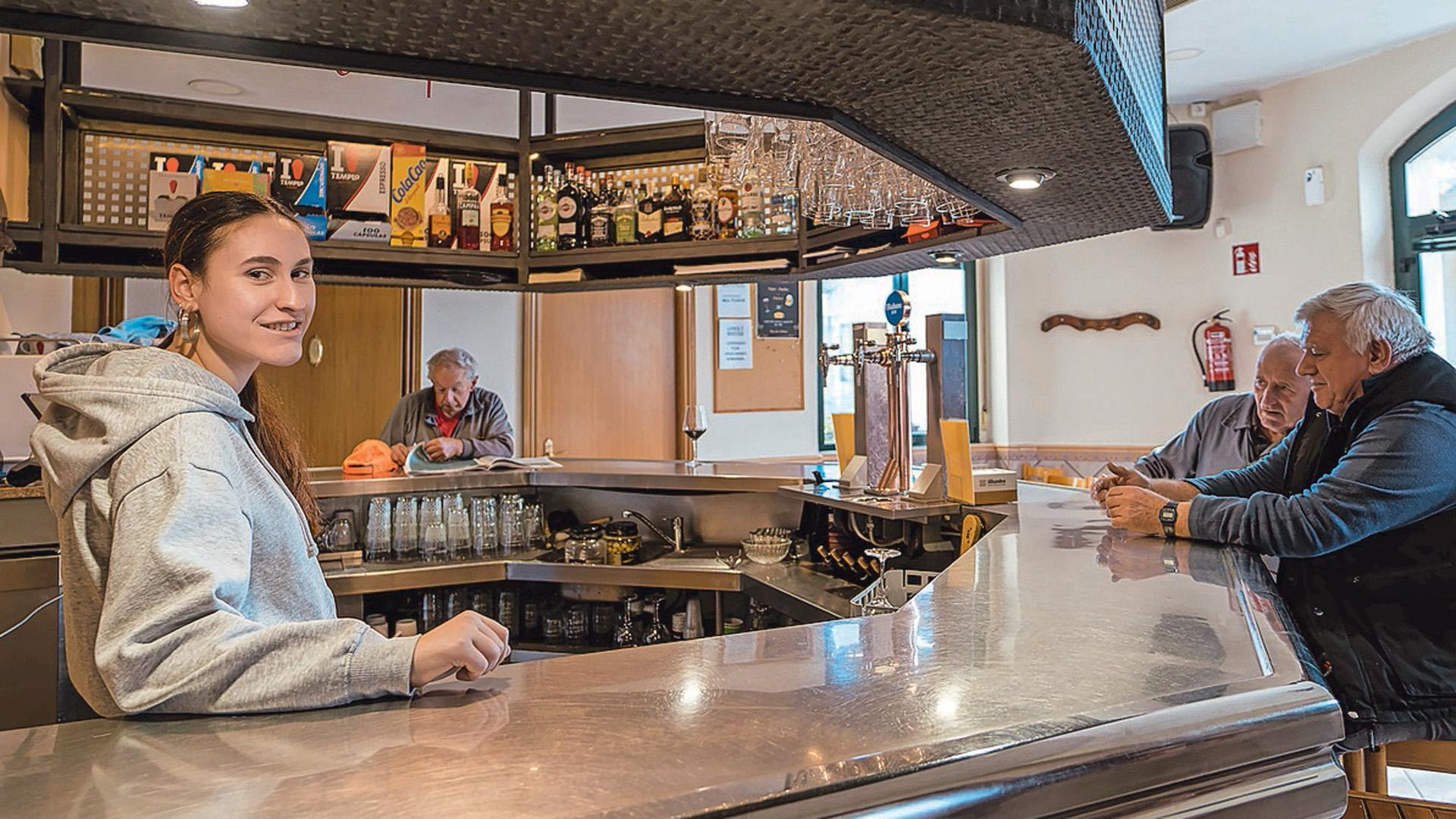 Ane Zúñiga atiende a varios clientes en el Bar Zúñiga, que contará también con tienda