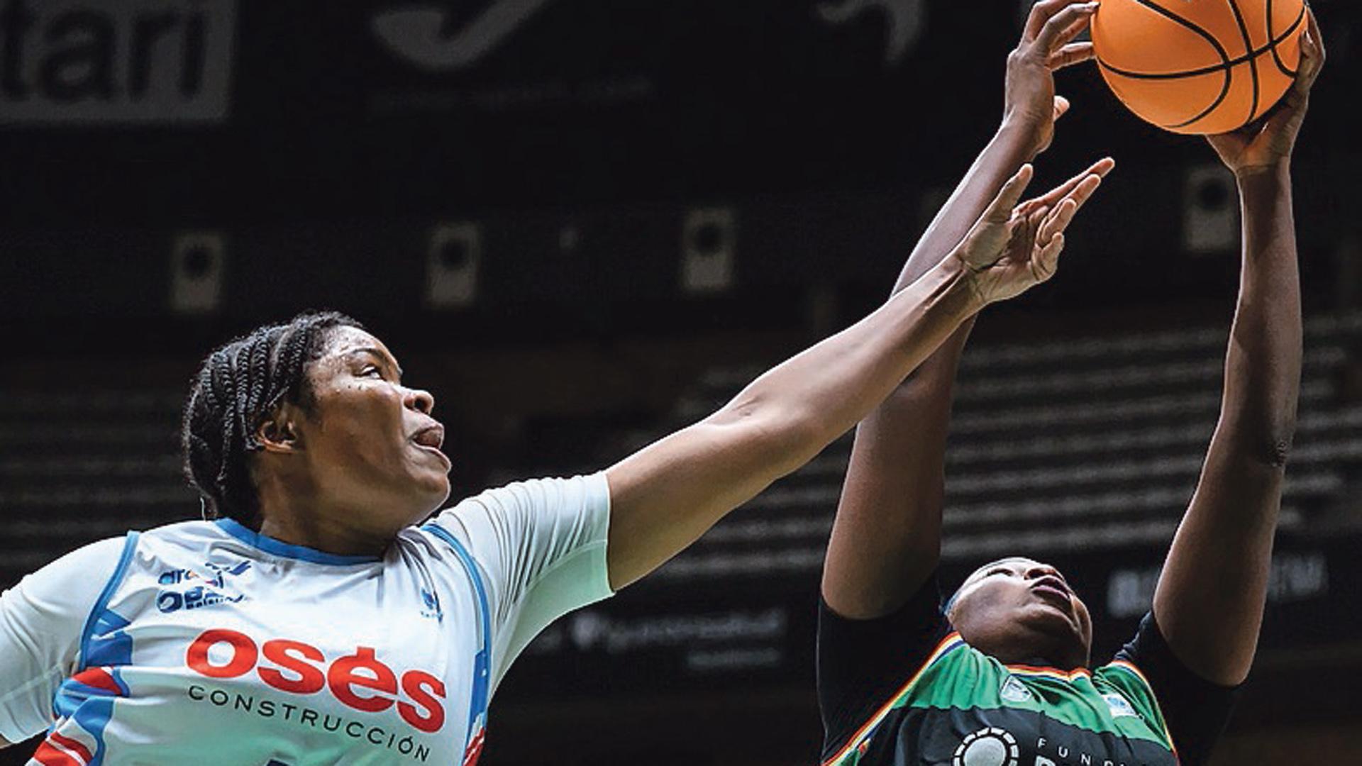 Tunstull, del Osés, trata de impedir el tiro de Coulibaly, del Joventut