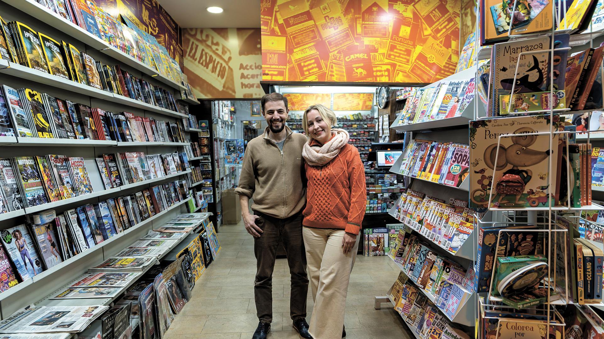 José Salazar y Sveltlana Chevardova en el quiosco y estanco de la calle San Francisco Javier que gestionan tras el traspaso por jubilación de sus propietarios