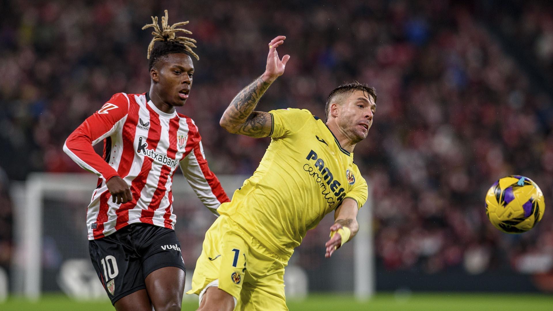 El defensa del Villarreal Kiko Femenía (d) pelea un balón con el delantero del Athletic Club de Bilbao Nico Williams, durante la jornada 16 de LaLiga EA Sports