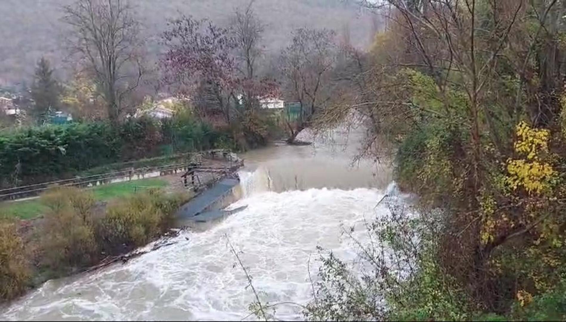 Las abundantes lluvias de las últimas horas han aumentado el caudal del río