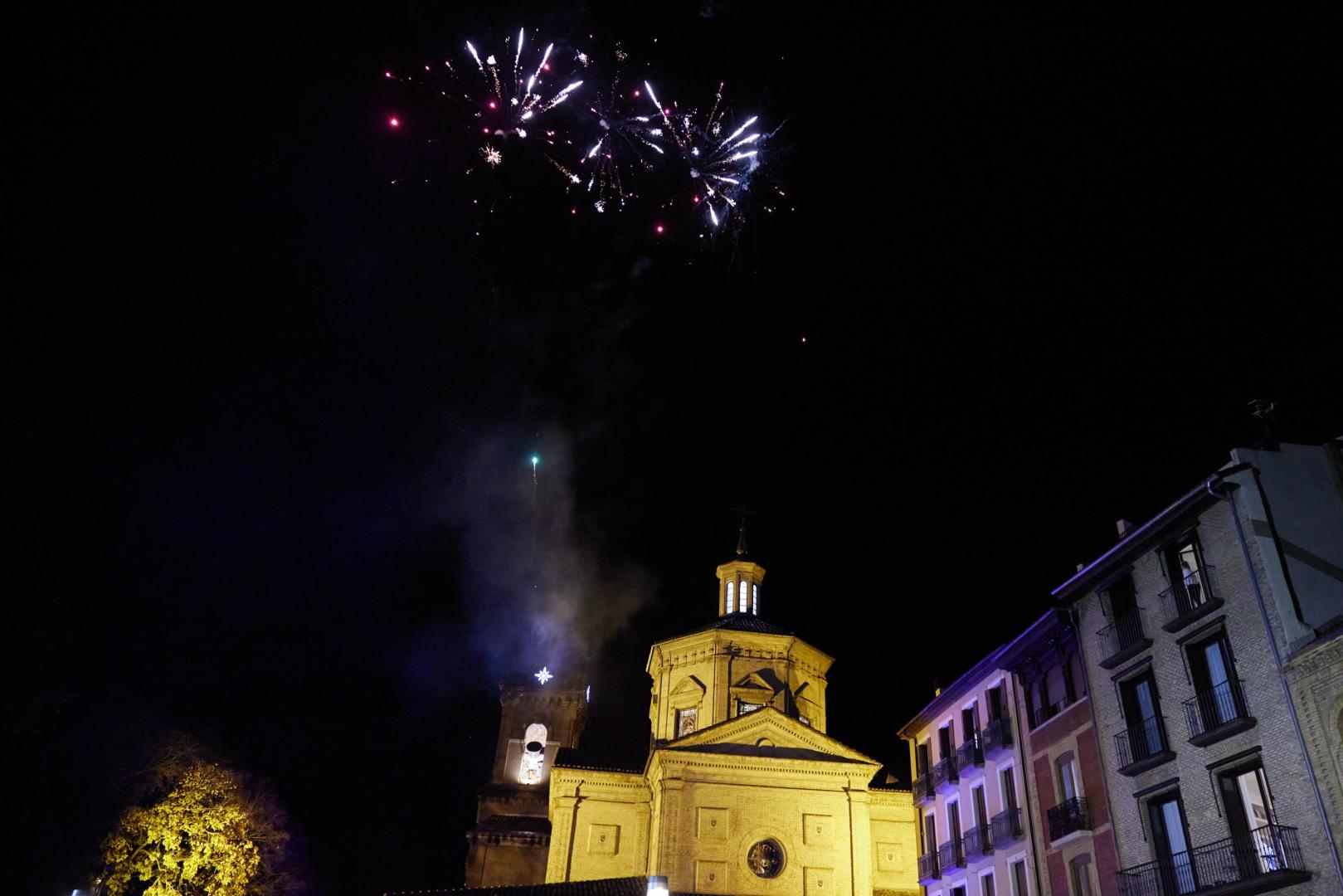 Vídeo de los fuegos artificiales en Pamplona por el 70 aniversario del monumento a la Inmaculada