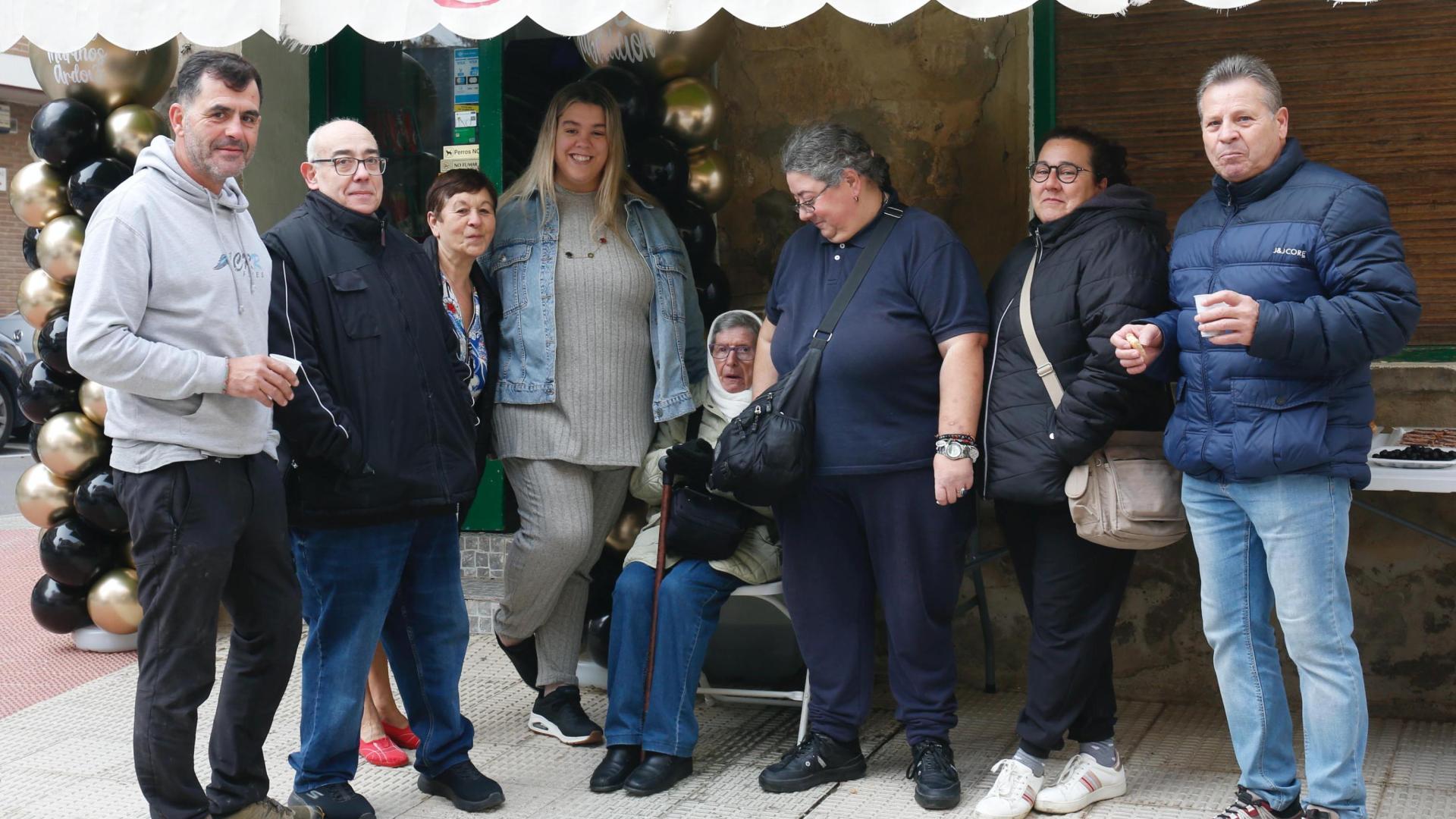 Jesús Ardoiz, segundo por la izquierda, junto a su mujer Marisa Gracia y su hija Malú