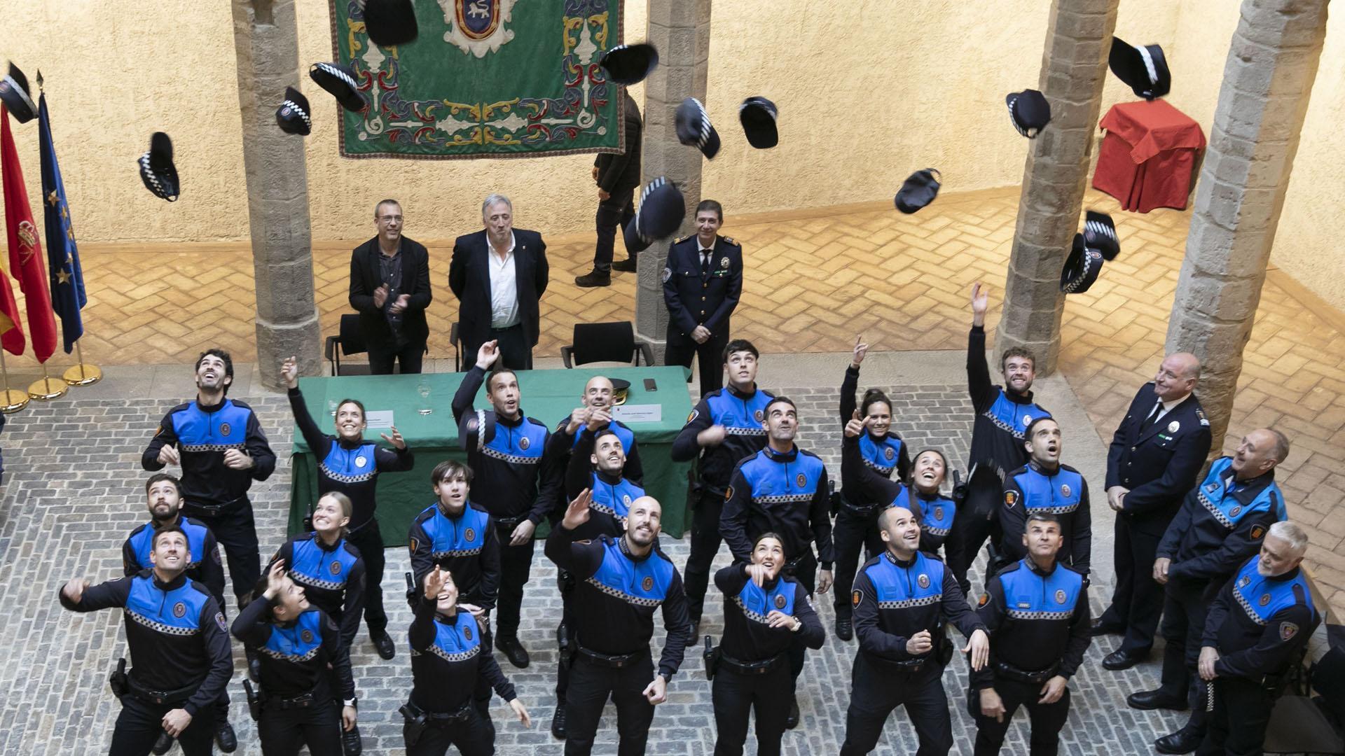 Celebración de los nuevos agentes de la Policía Municipal de Pamplona tras su toma de posesión