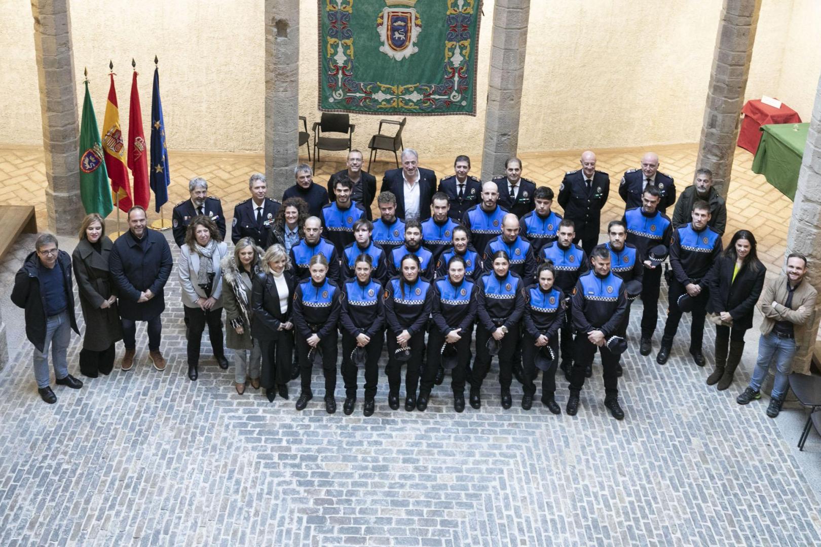 Foto de familia de los nuevos agentes junto a las autoridades