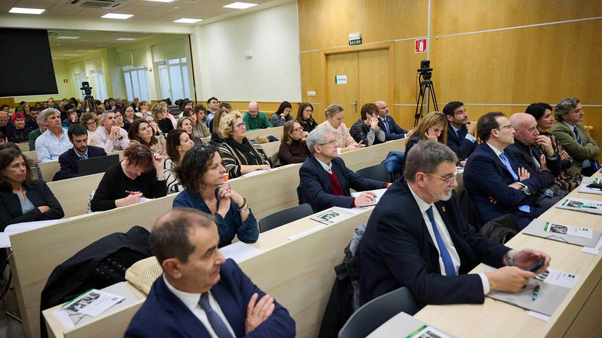 Público y ponentes en la jornada sobre la ley foral de Salud celebrada en la UNED.