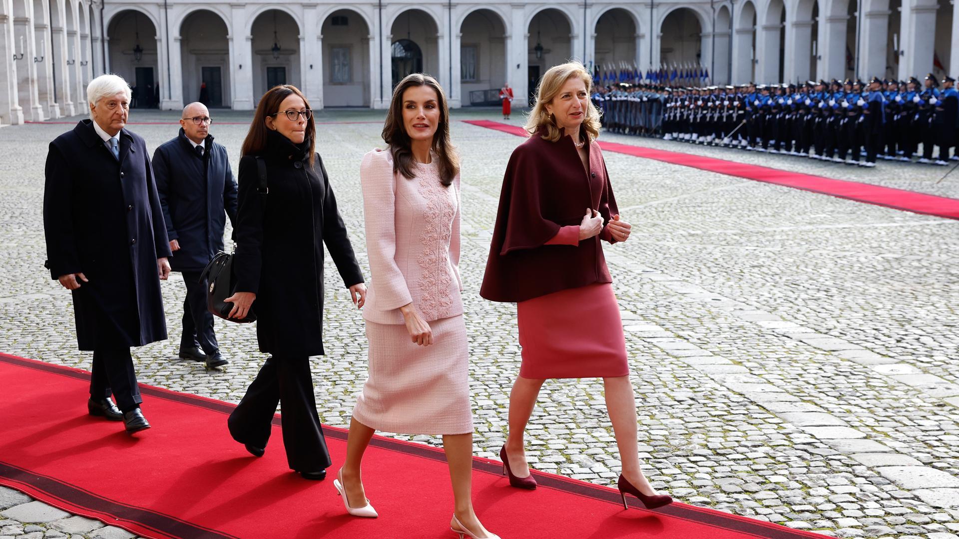 La reina Letizia junto a  Laura Mattarella (d), hija del presidente de la República Italiana, Sergio Mattarella durante la recepción oficial que el presidente italiano ofrece a los reyes Felipe y Letizia, este miércoles en el Palacio del Quirinal, en Roma