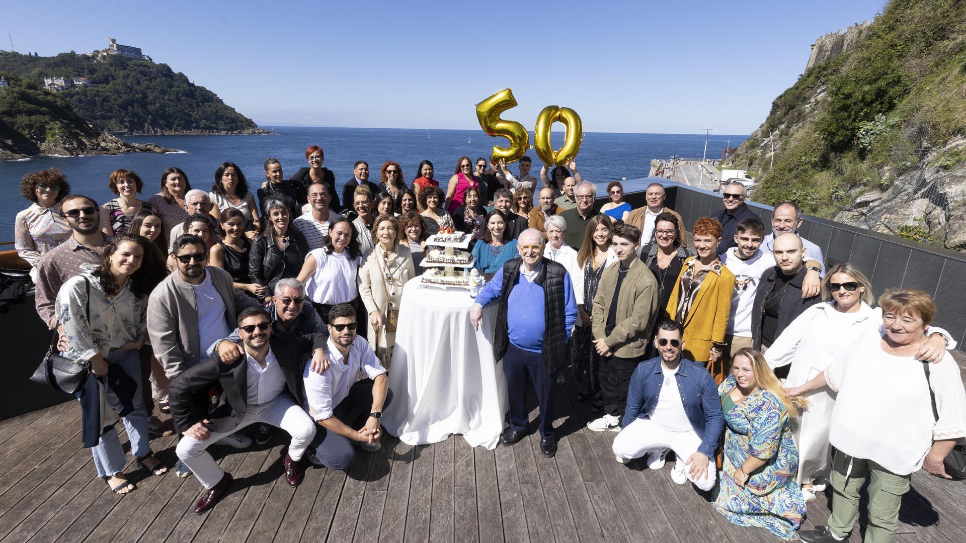 El cocinero Juan Mari Arzak y su hija Elena posan junto a la familia y empleados del restaurante durante la celebración de los 50 años desde que recibió su primera estrella Michelin en 1974
