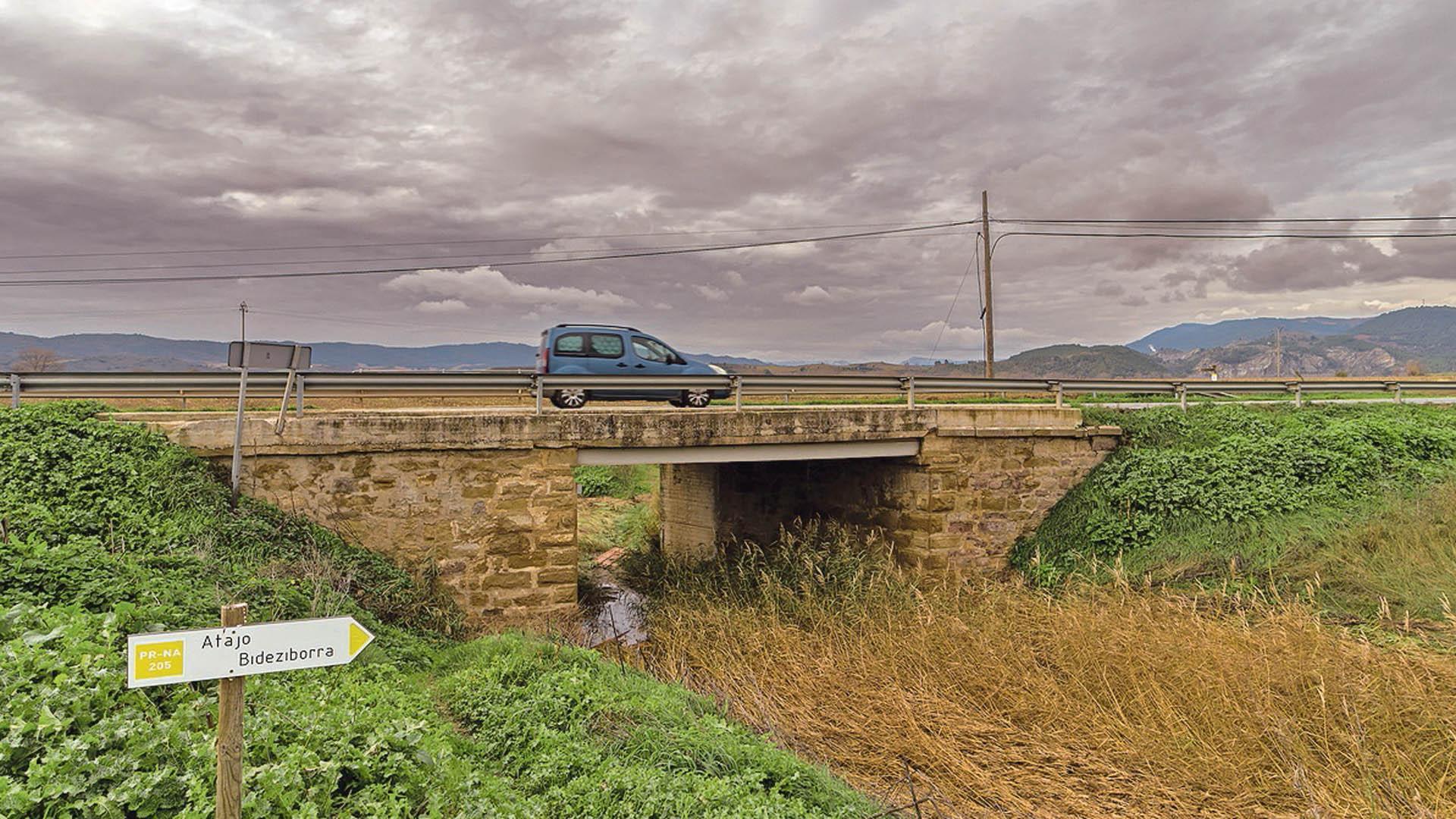 Zona del paseo fluvial en la que se adecuará una pasarela para salvar el puente con tráfico