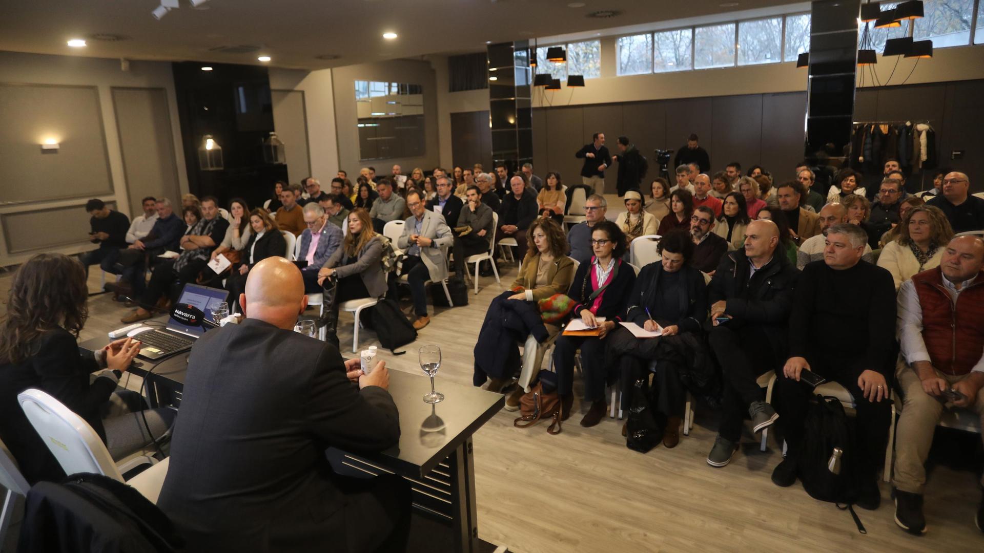 A:    EDUARDO BUXENS 
F:   11   DICIEMBRE  2024
L:   PAMPLONA,  HOTEL TRES REYES
T:  ENCUENTRO DE LA DIRECTORA GENERAL DE VIVIENDA CON EL SECTOR INMOBILIARIO PARA HABLAR DE LAS ZONAS TENSIONADAS . ORGANIZADO POR EL COLEGIO DE AGENTES DE LA PROPIEDAD