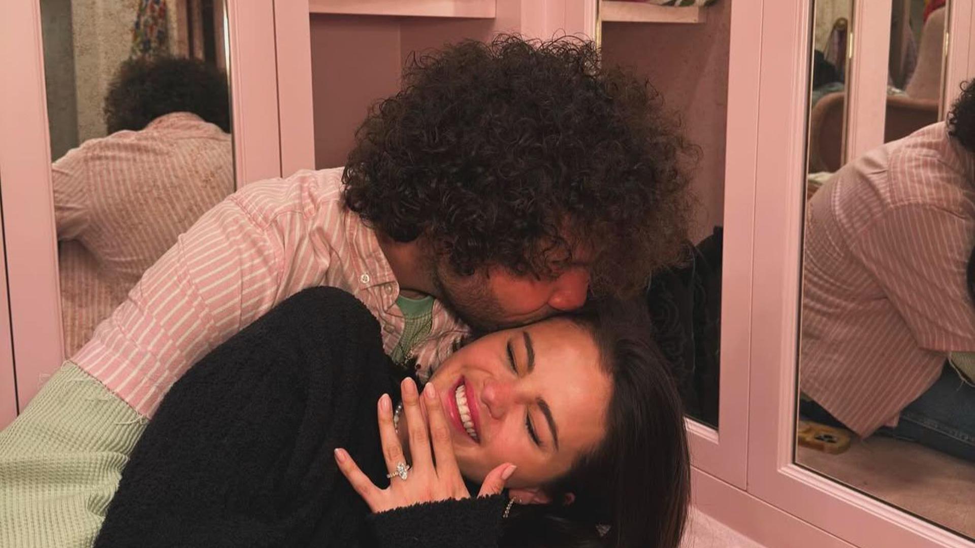 La cantante Selena Gomez se ha comprometido con el productor Benny Blanco